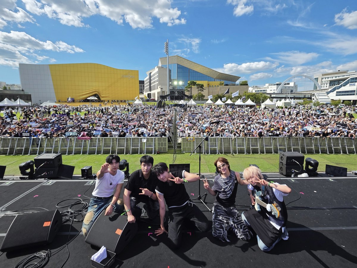 official_ONEWE's tweet photo. [#ONEWE]

🪐 𝐒𝐎𝐔𝐍𝐃 𝐏𝐋𝐀𝐍𝐄𝐓 𝐅𝐄𝐒𝐓𝐈𝐕𝐀𝐋 𝟐𝟎𝟐𝟔 🪐

원위만의 밴드 사운드에 푹 빠져  노래하고 뛰며 즐겨준 위브와
관객 여러분 덕분에 더욱 뜨거웠던 하루 ☀️
⁺˚⋆｡°✩₊˚‧⁺♬⋆͛₊˚‧⁺ *⁺˚⋆｡°✩₊˚‧⁺♪⋆͛*

#원위 #위브 #WEVE
#사운드플래닛페스티벌2026 
#MySoundMyPlanet #사플페 #SPF