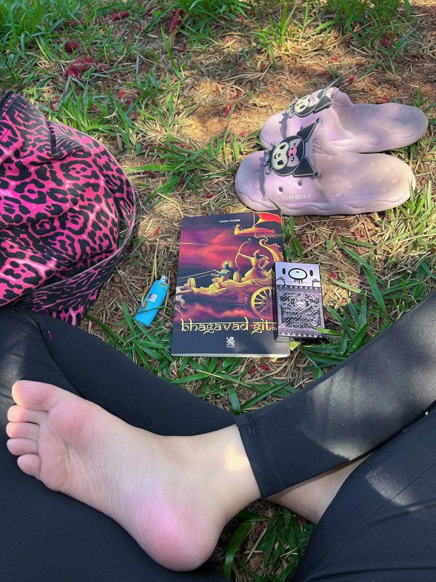 yevydevyl's tweet photo. Peace 💚 pretty pinky foot 🤭 https://t.co/igvGwaSjeD