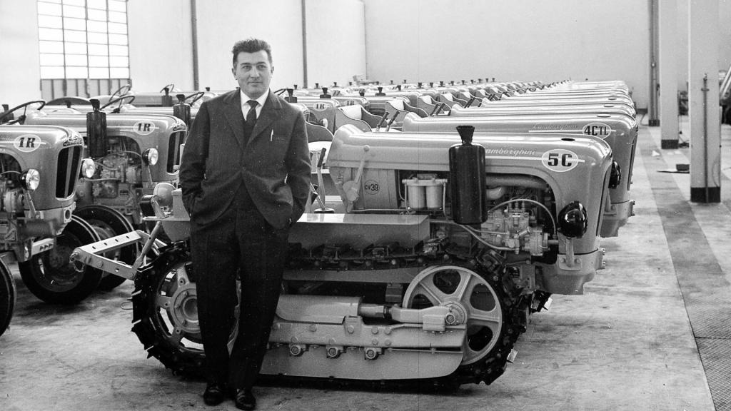 THEWOLFOFTASI's tweet photo. 🔴 الإهانة اللي أشعلت ولادة لامبورغيني 🔥🏎‍🟀

استهان مؤسس فيراري "إنزو فيراري" بصانع جرارات زراعية.. 
فقرر الرجل "فيروتشيو لامبورغيني" أن يدخل المنافسة من بابها الكبير، فحول شركته إلى صناعة السيارات الرياضية وأسس لامبورغيني..

واليوم ..
أصبحت لامبورغيني واحدة من أشهر وأفخم شركات السيارات في العالم 🚀