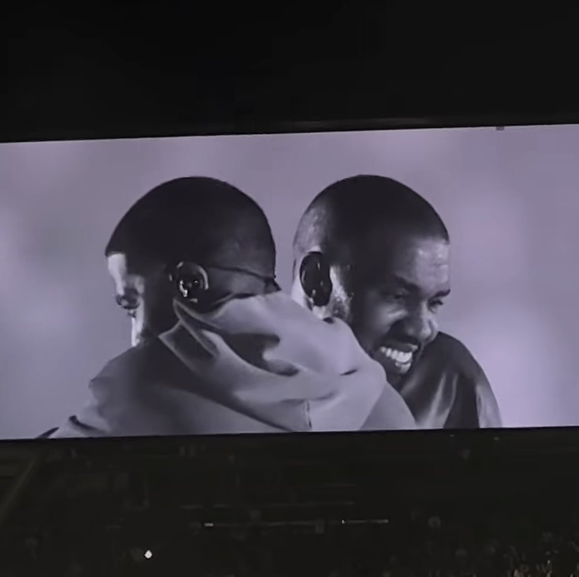 Lenny999_'s tweet photo. This is so beautiful 

Chi Night 2 must have been the best concert in history https://t.co/3IcliUkKHQ