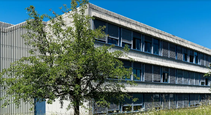 medtextpert's tweet photo. @SustainableTall Beautiful, isn't it... Zug is the richest district in Switzerland (they have a surplus of taxes and actually pay for parts of citizens' healthcare insurance to give it back) and is absolutely NOT representative of Swiss Schools. Lots of concrete here as well (see my kids' one) https://t.co/zfBltGUeVo