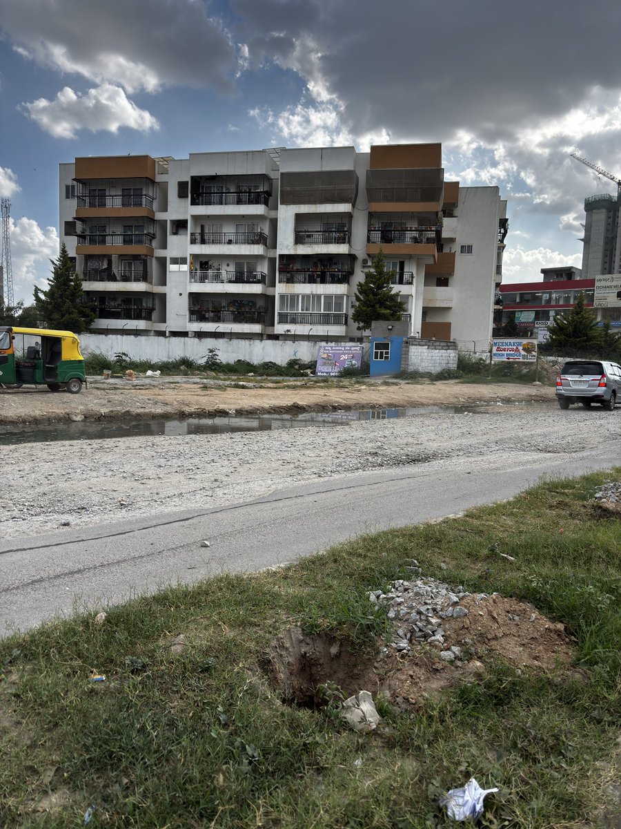 Rammish48's tweet photo. All the visits by @BECCUPDATES was a eyewash, photo ops.
No work is done on Gunjur CDP road.
This is from today.
@GBAChiefComm @GBA_office @krishnabgowda 
Meanwhile MLA @MALimbavali and MP @PCMohanMP have no time to address it
@GunjurCharan https://t.co/a4MBFA7DAT