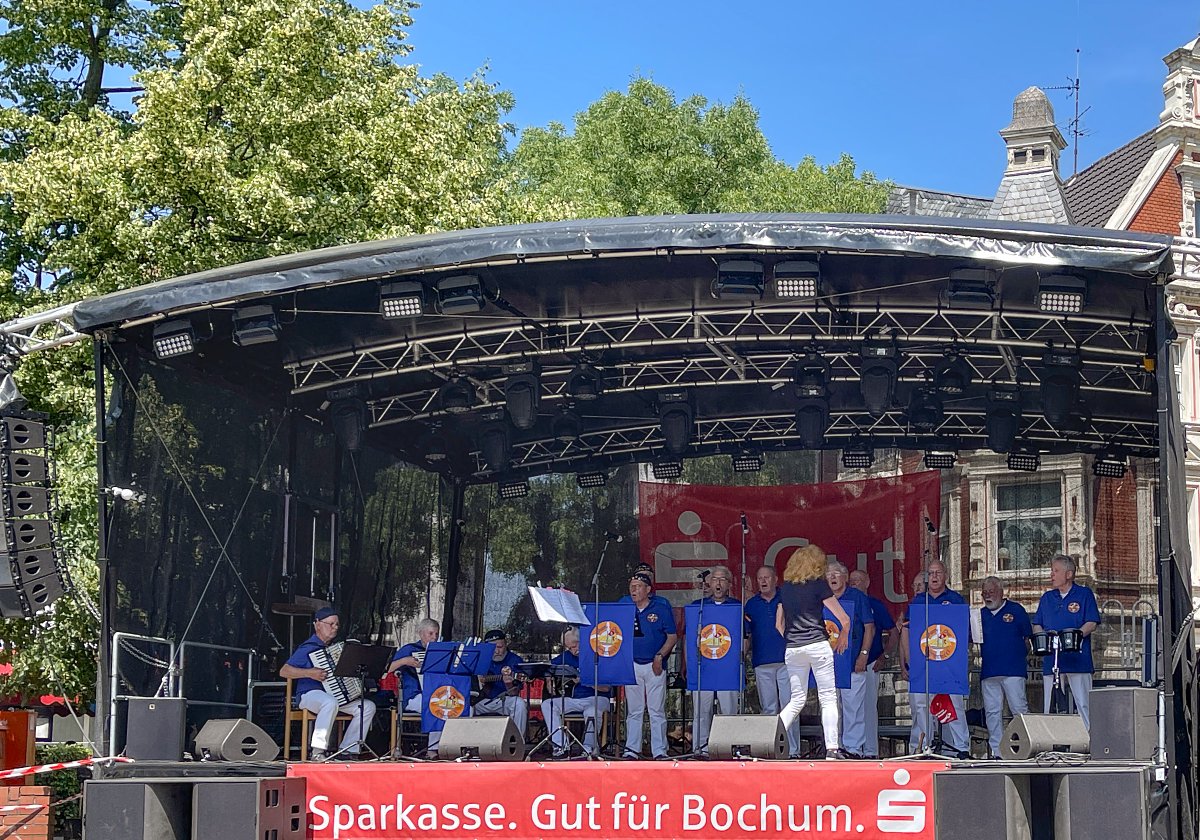 wgwatde's tweet photo. ⚓🎶 Jetzt wird’s maritim auf dem Alten Markt!

Ab 13:00 Uhr startet der Shanty-Chor auf der Sparkassenbühne in unseren zweiten Weinfest-Tag. 🍷☀️

Kommt vorbei – der Eintritt ist frei!
👉 Alle Infos und das weitere Programm:
⁠https://t.co/UGaG1J1r54 https://t.co/6Je3bdkVOz