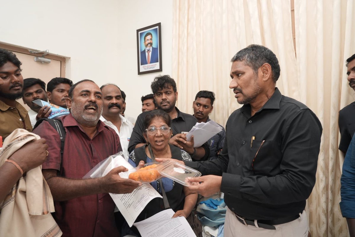 VanniTamizhVCK's tweet photo. சமூக நீதித்துறை சார்பில் பெரம்பலூர் மாவட்டம், வேப்பந்தட்டை வட்டம், பாண்டகப்பாடி கிராமம் - பாரதி தோட்டம் என்ற இடத்தில் 58 நரிக்குறவர் சமூக பெண்களின் பெயரில் தலா ஐம்பது செண்ட் வீதம் விவசாயம் மற்றும் பண்ணை தொழில் செய்வதற்கு நிலம் பத்திரப்பதிவு செய்யப்பட்டுள்ளது.

இதனையொட்டி தமிழ்நாடு பழங்குடி நரிக்குறவர் சங்க நிர்வாகிகள் இன்று (05.09.26) திண்டிவனம் சட்டமன்ற உறுப்பினர் அலுவலகத்தில் சந்தித்து இனிப்பு ஊட்டி நன்றி தெரிவித்தனர்.

@ADWDtamilnadu
@TN_Tribal_WD
@tahdco