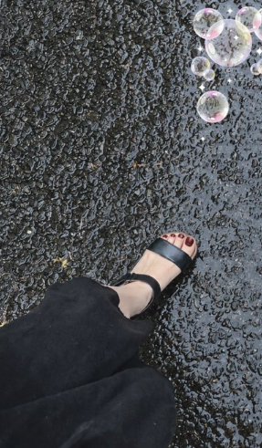 oscarlara96's tweet photo. しばらく曇り空が続いていましたが、
ついに雨が降り始めました。

でも、実は今日という日を結構嬉しく思っています。
夏の暑さがようやく少し和らいだからです。😊
……ただ、足の指先はちょっと冷たく感じますが。😅 https://t.co/4M5PF6AVZH
