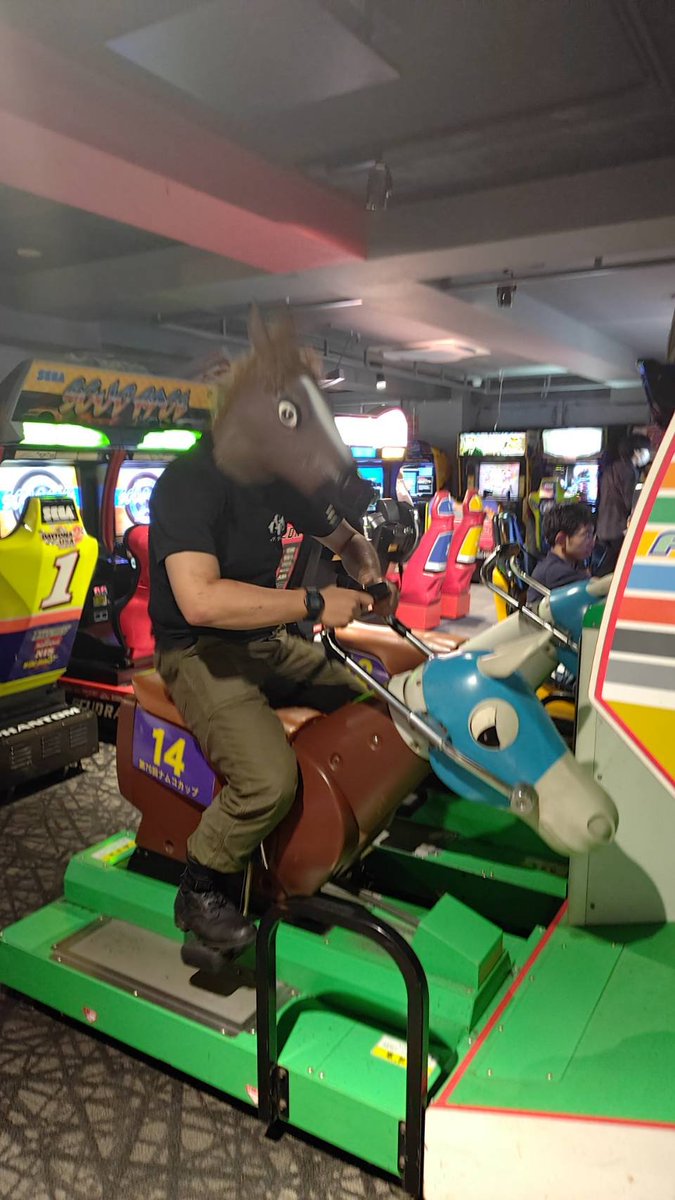 Sailor_aki_navy's tweet photo. 秋葉原のゲーセンで競馬のゲームプレイしてただけなのに、その場に居た人皆に笑われたんだけどw https://t.co/35VgpCjOvv