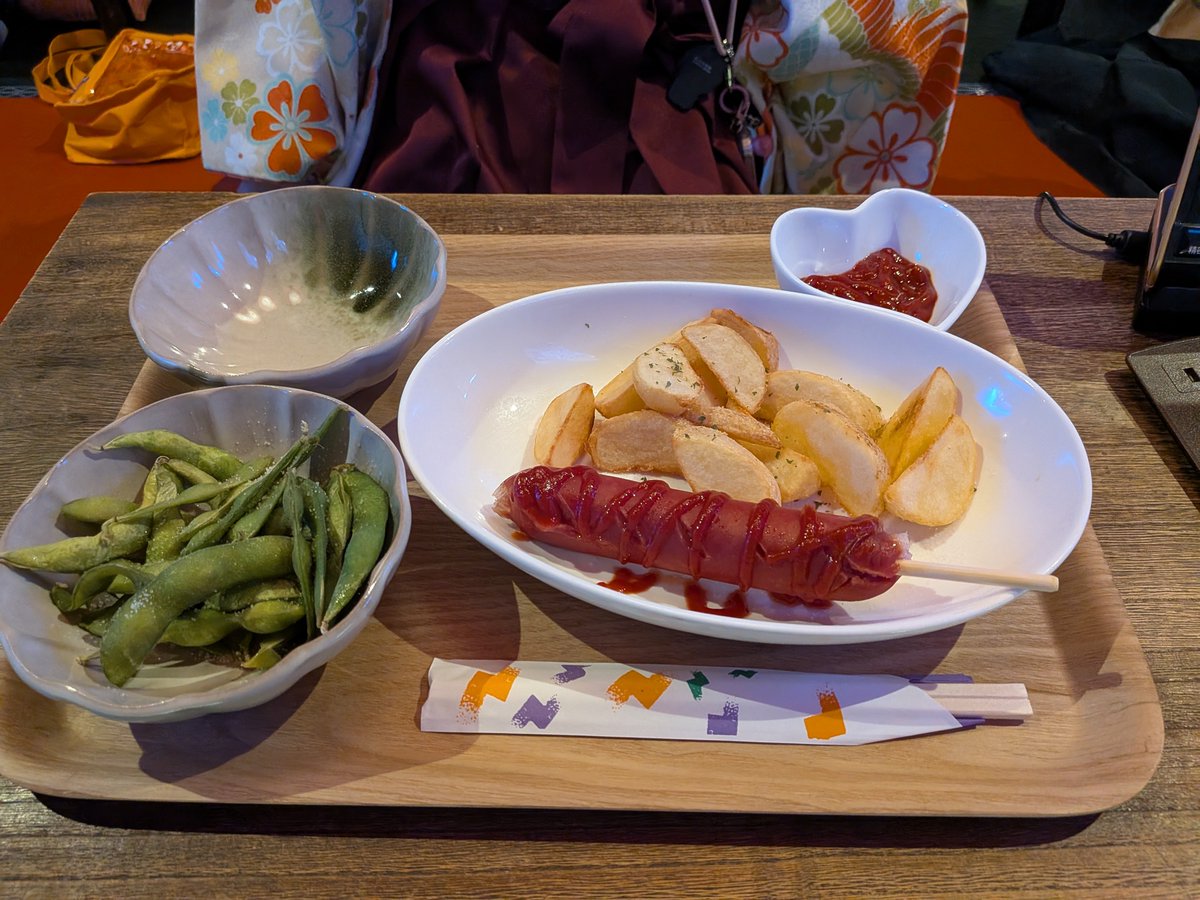 Okg8Uc's tweet photo. じゅんぴさんに急きょ作っていただいた「おつまみセット」枝豆の塩加減、フランクフルトのプリプリ食感、ポテトのホクホク食感！お酒が進みます。

じゅんぴさん、ダーツの店に行かないで！😭 https://t.co/XGJfE1Zuwi