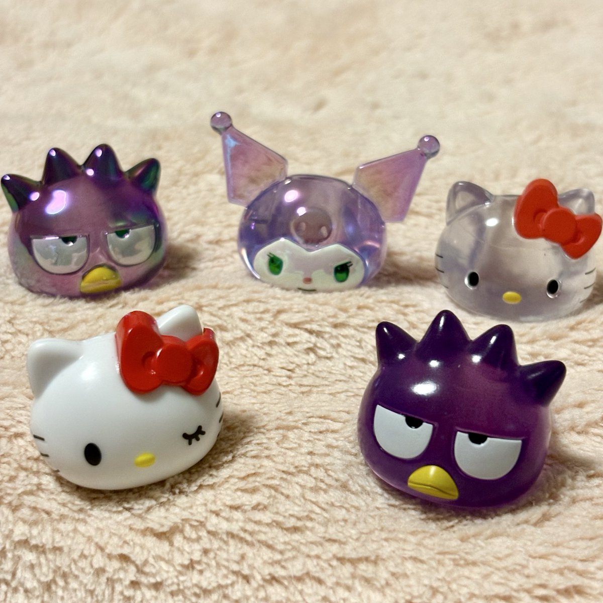 O4754G's tweet photo. ファッションリングオーロラコレクションのはぴだんぶいverを見つけて、バツ丸欲しい！と思って回したらまさかのクリアとオーロラのバツ丸くんが来た💜このシリーズ、なんだかんだハズレなしで全部かわいいよね〜〜特にオーロラは癒し。３枚目は私のガチャリングコレクション💍🤍
#ガチャ活 #サンリオ https://t.co/FqCsqg6Y4P