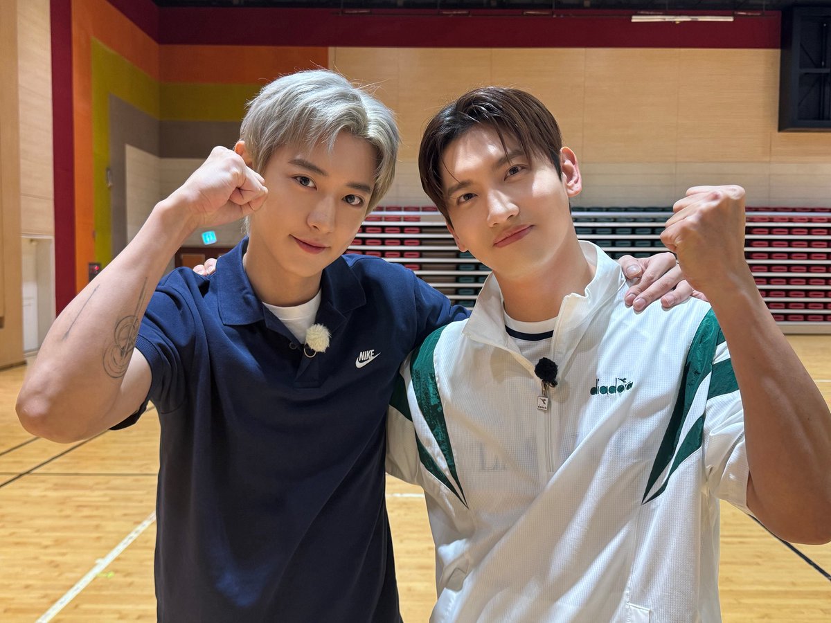 no_loey_no_life's tweet photo. CHANYEOL with Changmin ✨ https://t.co/tcH4LiGlXn