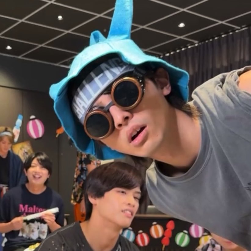 887_0s2's tweet photo. こんな可愛いお顔隠れてたの😭😭😭 https://t.co/an7xNg7g1d