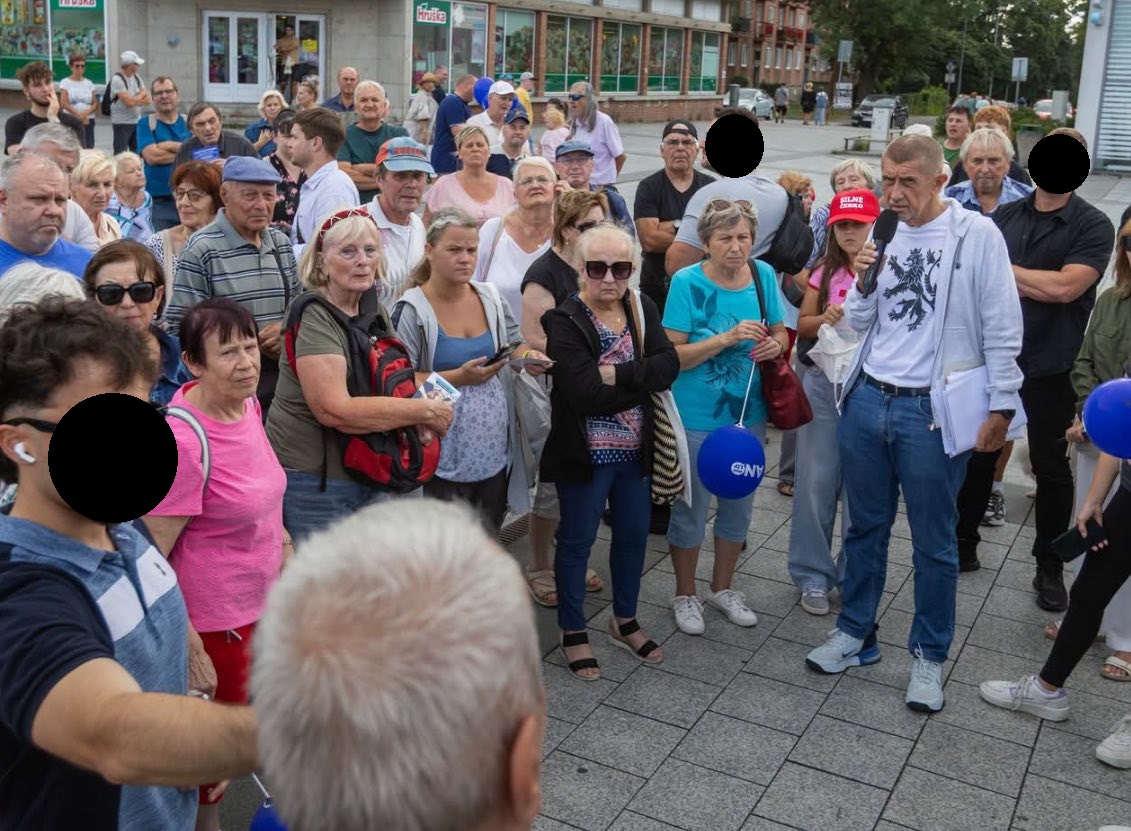jura_haczek's tweet photo. Když odečtu ochranku a držák mikrofonu, tak vám na fotce zbude jen Babiš s účastníky mítinku.
Podívejte se krátce na každého z nich - ať už vám oči skočí na kohokoliv, nenajdete jediného veselého člověka, jen nasrané důchodce.
Přesně tihle mohou za to, co se tu teď děje. A přestože je Babiš už skoro rok u moci, nasraný jsou všichni pořád stejně.