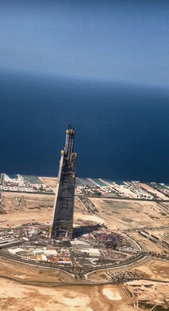JEDTOWER's tweet photo. 🚨🇸🇦 لقطة علوية لبرج جدة وهو يواصل الصعود على ضفاف البحر الأحمر 🔥🏗️

البرج وصل حاليًا لإرتفاع يقارب 454 متر، ومن هالزاوية يبان حضوره بشكل مختلف تمامًا 👀

وسط مدينة جدة الاقتصادية، والبحر قدامه… والعداد مستمر بالصعود 🇸🇦💪🏻

#برج_جدة #JeddahTower https://t.co/8Gzj4sFTT6