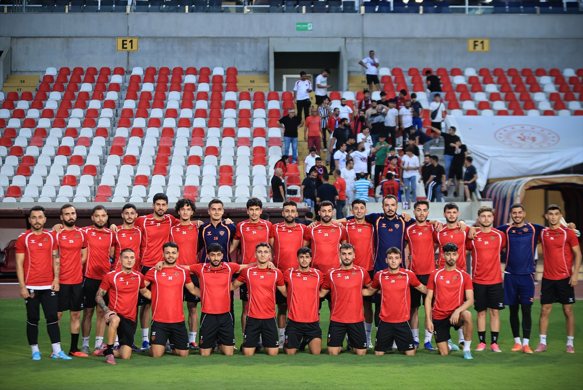 trtspor's tweet photo. Transfer yasağını kaldıran Yeni Mersin İdmanyurdu, "küllerinden doğma" hedefinde.

👀 TFF 3. Lig 3. Grup'ta mücadele edecek Mersin ekibi, kadrosuna kattığı 27 yeni oyuncuyla bu sezon çıkışa geçmek istiyor.

🗣️🎙️ Kulüp başkanı Murat Altındere: "Takımın transfer yapmasına engel olan, 14 yıl önceye dayanan bu borç kaldırıldı ve transfer tahtamızı geçen cuma günü açmış olduk. Allah'a şükür bugün tertemiz bir sayfayla yine Mersin İdmanyurdu küllerinden doğarak Türkiye futbol tarihinde yeni bir sayfanın örneği olacak."