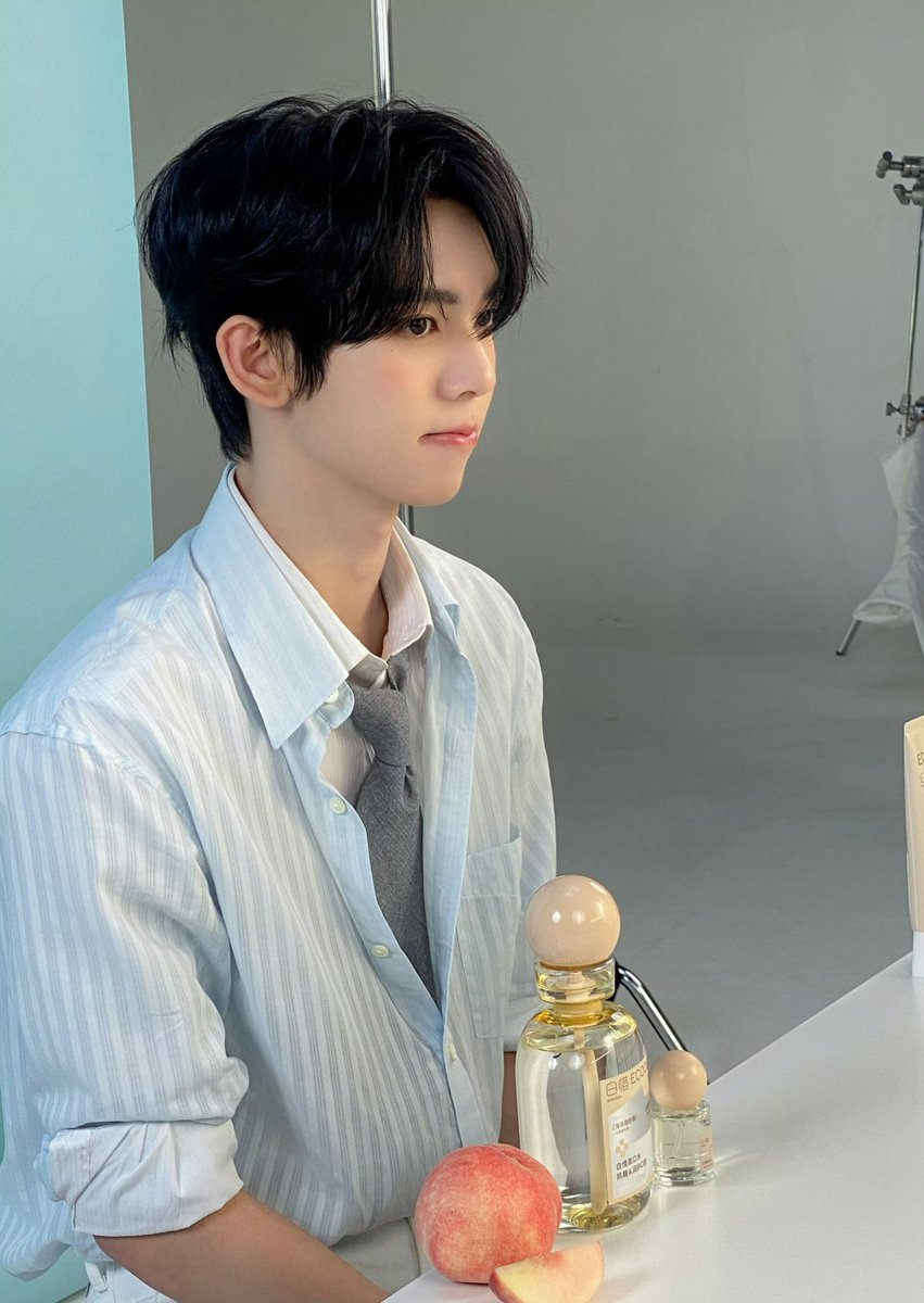 h_i_d_e_k_0's tweet photo. 도대체 무슨 맘을 먹고 남자애를 이렇게 그려 놨지? https://t.co/7Yxht5brJS