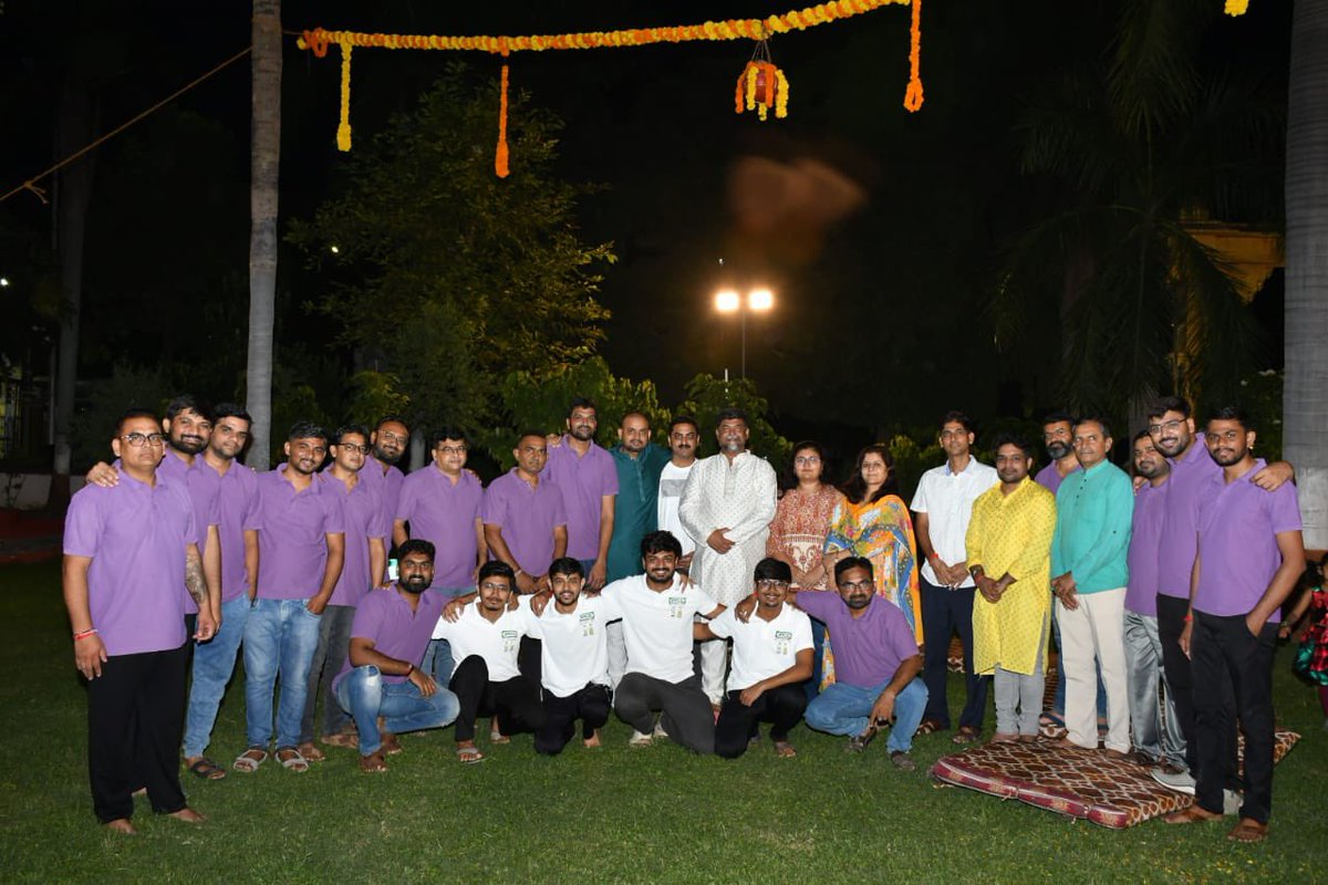 pksingh_iffco's tweet photo. 🏺 कस्तूरीनगर टाउनशिप में पहली बार भव्य दही-हांडी उत्सव!

ऊर्जा, उत्साह, साहस और सामूहिक प्रयास से गोविंदाओं ने मानव पिरामिड बनाकर पारंपरिक रूप से मटकी फोड़ी। उमंग से भरे इस सुरक्षित आयोजन ने टीम भावना, अनुशासन और एकता का सुंदर संदेश दिया।

गोविंदा आला रे! 🦚🌸
#दहीहांडी #TeamSpirit