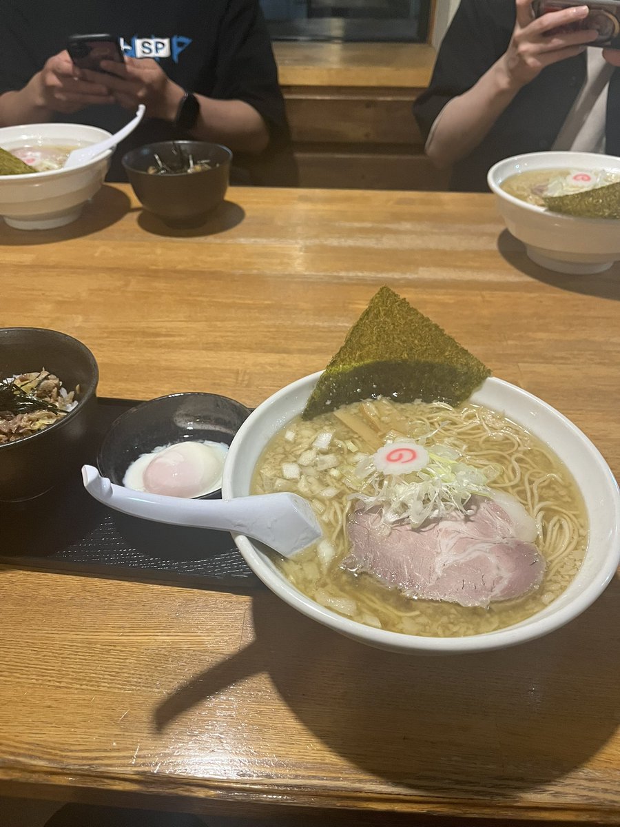 masa_eterno's tweet photo. てかさぁ、ラーメンいかね？
え、奢ってくれんの？
ありがとう〜🥴 https://t.co/jncOycAVR6