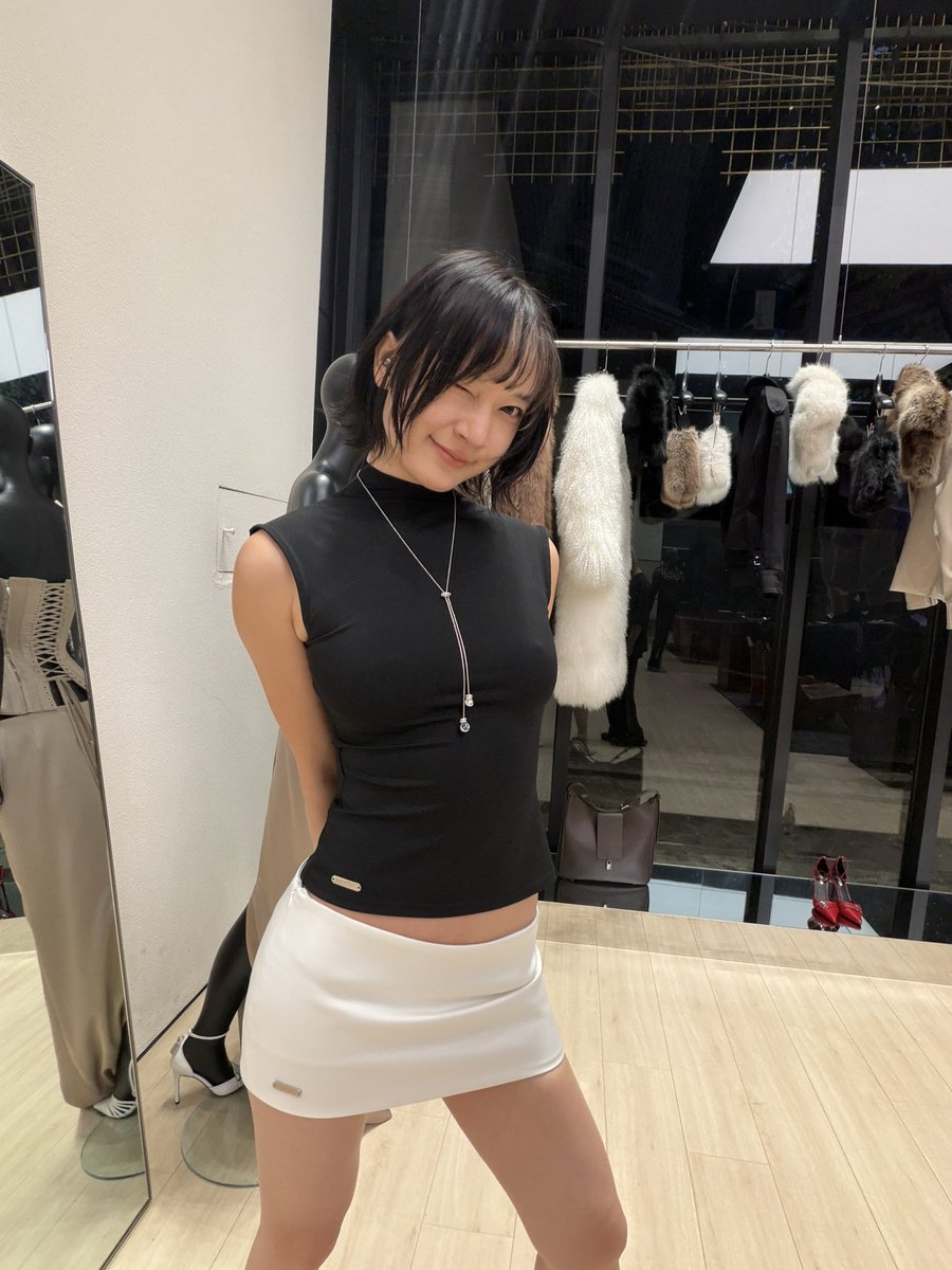 turingou's tweet photo. 越南社会真的是一个非常割裂的社会，一边有各种社会主义的伟光正宣传，一边又有像日本街这种风月场所。不过新晋时尚品牌和好吃的餐厅倒是非常多，很好逛！ https://t.co/8uytjU0em7