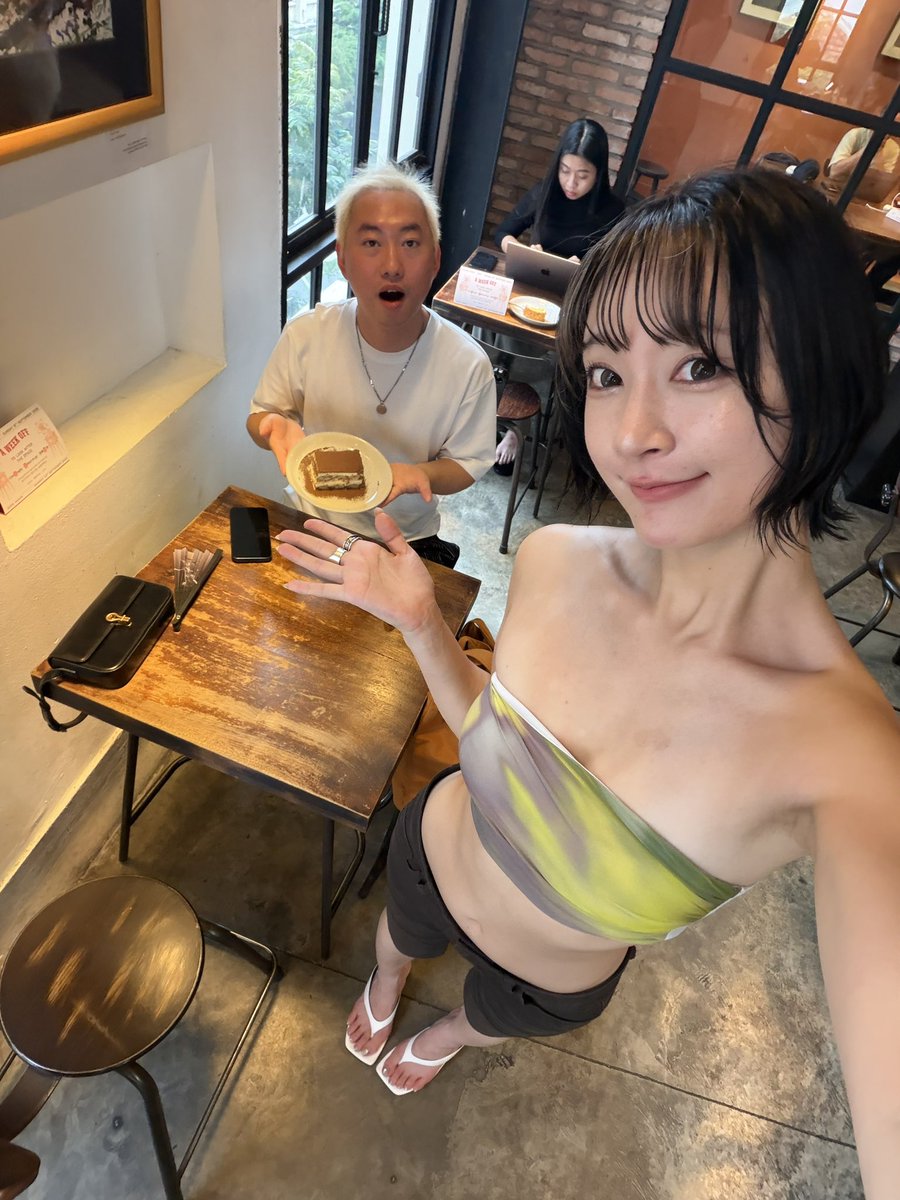 turingou's tweet photo. 越南社会真的是一个非常割裂的社会，一边有各种社会主义的伟光正宣传，一边又有像日本街这种风月场所。不过新晋时尚品牌和好吃的餐厅倒是非常多，很好逛！ https://t.co/8uytjU0em7