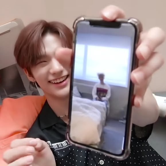 hwanghynjnnie's tweet photo. the picture hyunjin took.           the picture: https://t.co/g7lhaIrRoP