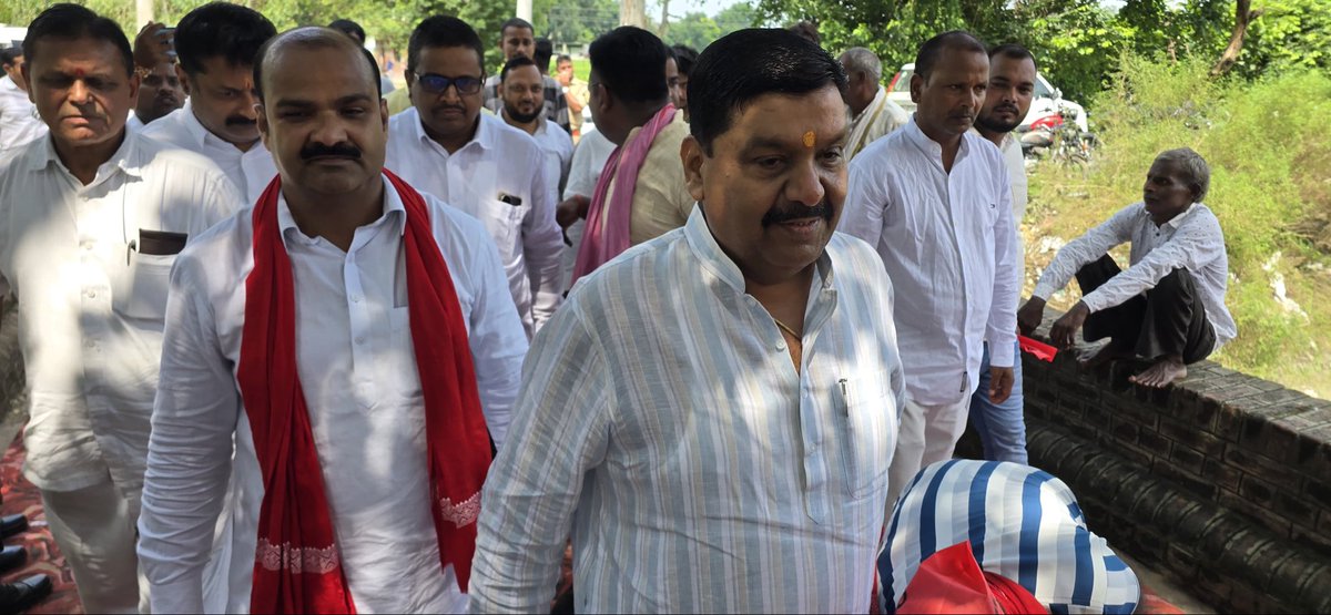 SinghArvindGope's tweet photo. ‘पाठशाला पुकारे’
उप्र में जो 26 हज़ार प्राथमिक विद्यालय भाजपा सरकार ने बंद किए हैं, उन सभी स्कूलों में समाजवादी पार्टी आज प्राथमिक विद्यालय में उपस्थित होकर प्रदेश में बंद किए गए विद्यालयों से छात्र-छात्राओं एवं उनके माता-पिता को होने वाली परेशानी शिक्षा से वंचित हो रहे नौनिहालों के खराब हो रहे भविष्य एवं खस्ता हाल विद्यालयों को दुरुस्त करने एवं छात्रों के अनुपात में हर विद्यालय में शिक्षकों की नियुक्ति किए जाने आदि विषयों पर विस्तार से चर्चा करते हुए प्रदेश में निरंतर बढ़ रही बेरोजगारी शिक्षा से वंचित किया जा रहे छात्र-छात्राओं को तत्काल सभी सुविधाएं उपलब्ध कराने की मांग करते हुए अपने विचार व्यक्त किए और समाजवादी सरकार बनते सारे बंद विधालय को खोलने और बच्चो को आधुनिक शिक्षा व्यवस्था से जोड़ने का संकल्प लिया।