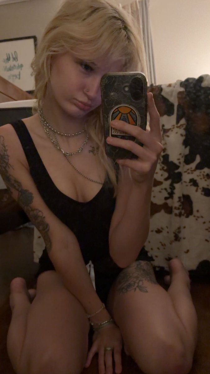 violet4everr's tweet photo. Who wants to find out just how naughty I can be? 👀 https://t.co/91ZL4Nh03D
