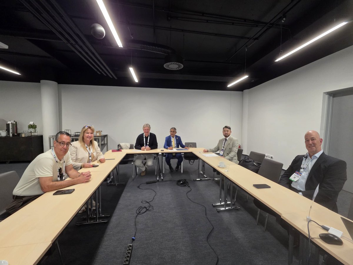 erodental's tweet photo. Working Group Continuing medical education in Dentistry - meeting in Prague, during the FDI World Dental Congress https://t.co/MnR8Gib8JB