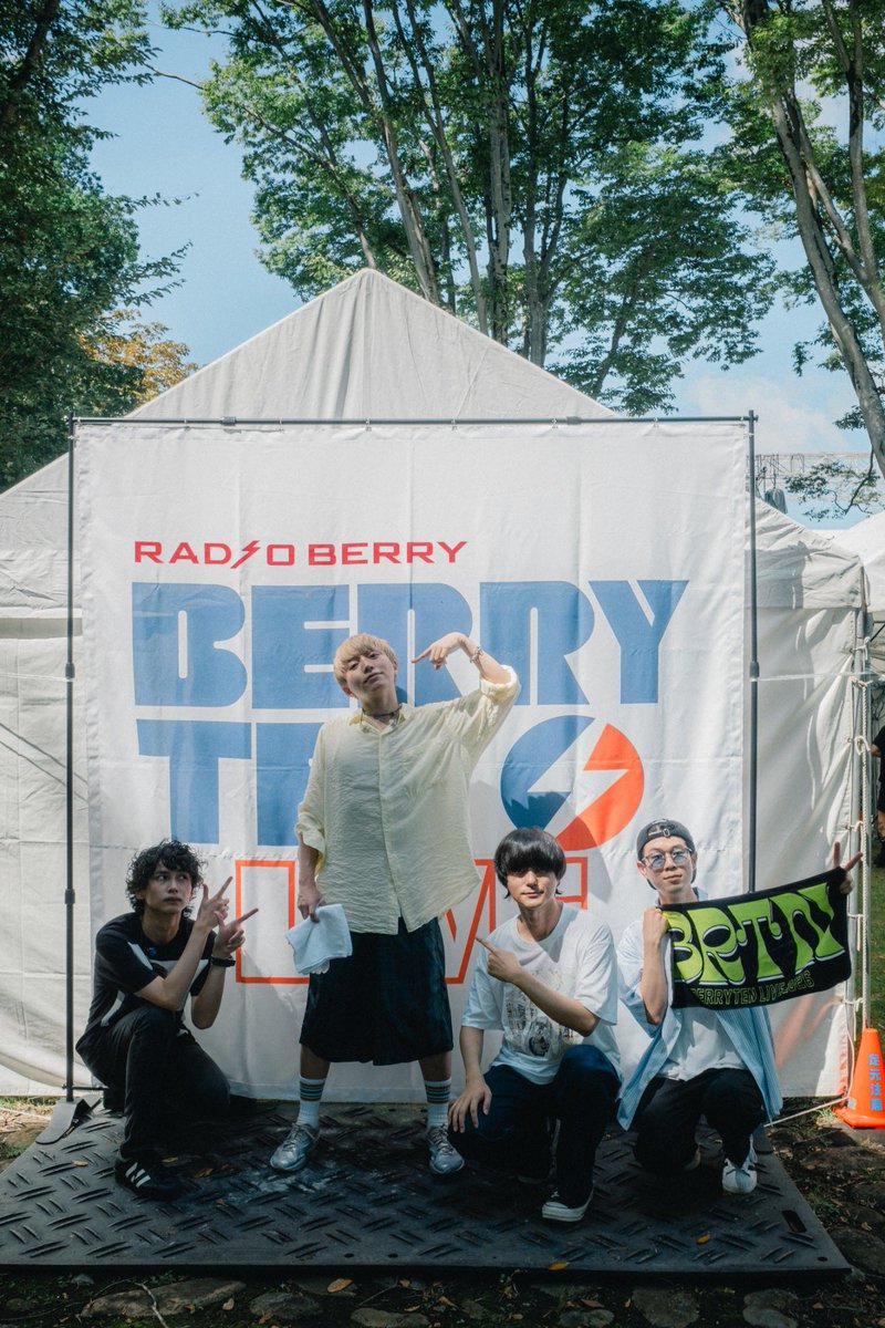 Humbreaders's tweet photo. 9/5（土）
栃木県・井頭公園 運動広場

『JA共済presents RADIO BERRY
ベリテン2026 Special』

でらしの出身・栃木県でのライブ✊🏻
ありがとうございました！

♫ Setlist
1. グー
2. ギター
3. SUMMER PLANNING 
4. 常識の範疇
5. オカルティック・ラブ
6. ちょっとロンリー
7. ⚡️
8. キッズリターン！

🎧今日のハンブレッダーズを聴く
https://t.co/h7eitua7vC

#ベリテン
