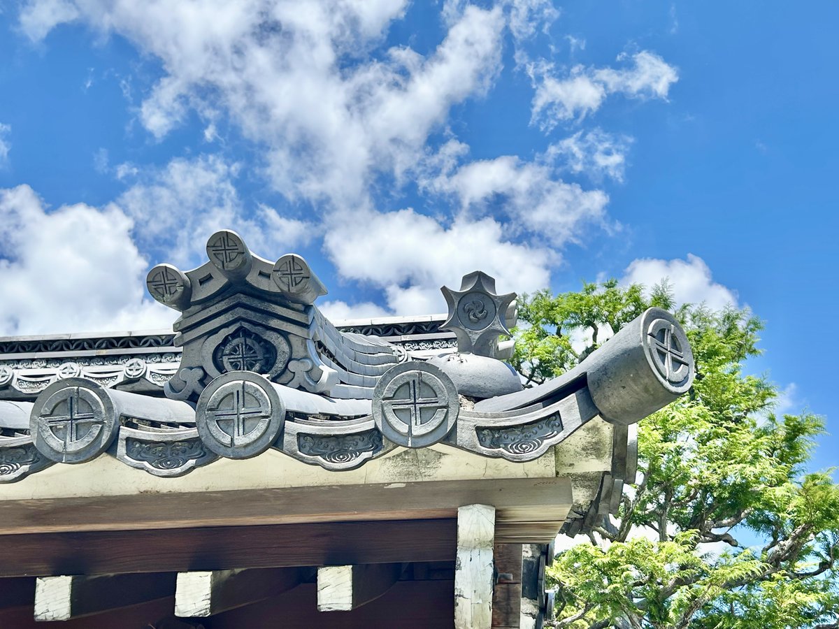 aratakainu's tweet photo. 瓦に掲げられた様々な教団のマーク🏠 https://t.co/64N3N6D3IT