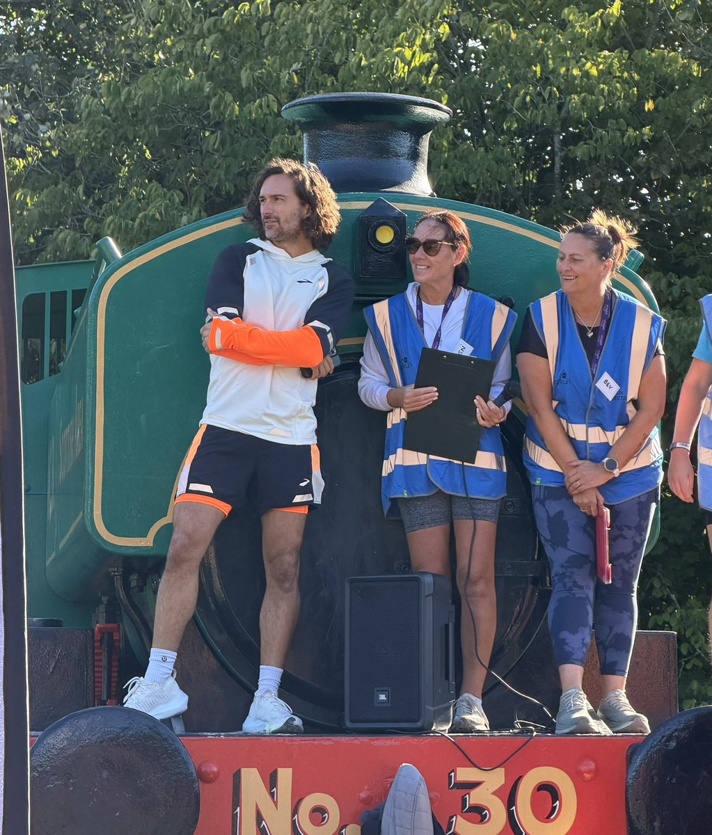 cara_hilton's tweet photo. Saturday morning highlight, @thebodycoach 😁 in sunny Lochore Meadows #Fife- first ever park run for me (more of a park walk to be fair! 😂) https://t.co/JiJ9shwLic