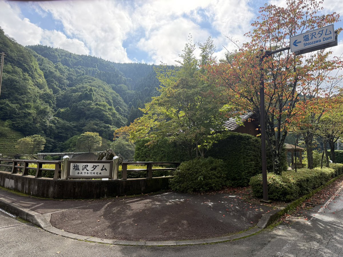 seshikou's tweet photo. 群馬県神流町にある塩沢ダム

山々の深緑を映すダムの湖面
静かなひととき https://t.co/UNWVFmi19U