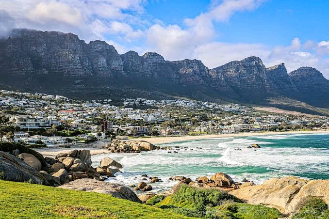 Boydeleye's tweet photo. South Africa has been named Africa’s most beautiful country and ranked among the world’s most beautiful destinations by Rough Guides. 🇿🇦 Its stunning beaches, dramatic mountains, diverse landscapes and rich wildlife earned the praise. https://t.co/b7XvsDonDo