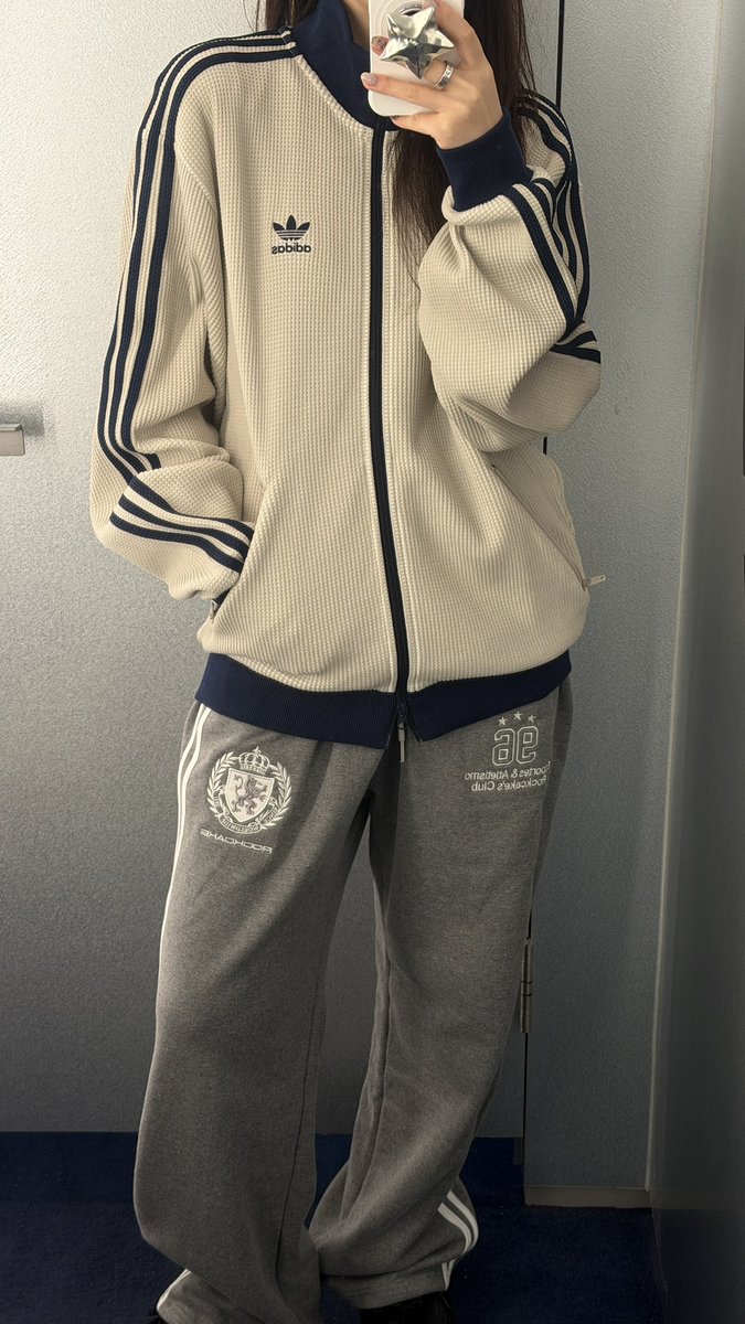 aupresol's tweet photo. 아디다스 신상 또 예쁘더라 https://t.co/vbKXGqM6vm