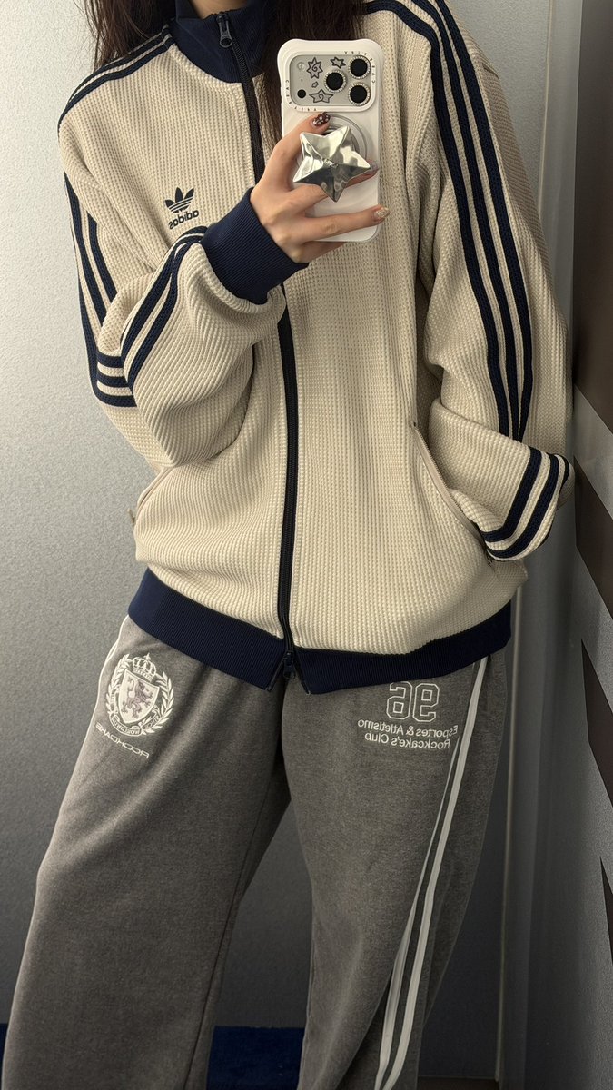 aupresol's tweet photo. 아디다스 신상 또 예쁘더라 https://t.co/vbKXGqM6vm