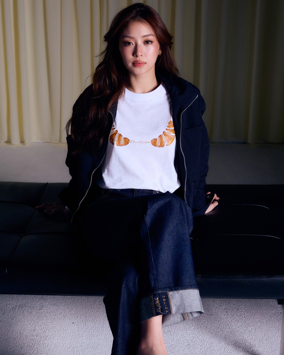 miunatsha_fans's tweet photo. [IG POST] 260905
🔗 https://t.co/4HKpkbz95h

salisa_official : SALISA x Miu Natsha: HIDDEN GEMS presents our favorite croissants and pretzels 🥐🥨

🥐LONG SLEEVES CROISSANT MN FW26 Unisex, CROPPED BOMBER FW26 MN Nylon Black, BOYFRIEND JEANS MN FW26 (Foldable Hem) available in Dark Denim and Bleach Blue
🥨T-SHIRT PRETZEL MN FW26 (Loose Baby Fit) available in Oat and Brown
🥐T-SHIRT CROISSANT MN FW26 (Loose Baby Fit) available in White and Black 

Launching September 7:
- International worldwide shipping
- In store at CentralWorld, 2FL.
Available on all platforms September 9.

#SALISAxMiuNatsha 
#SALISA #SALISAFW26
#MiuNatsha #หมิวณัชชา