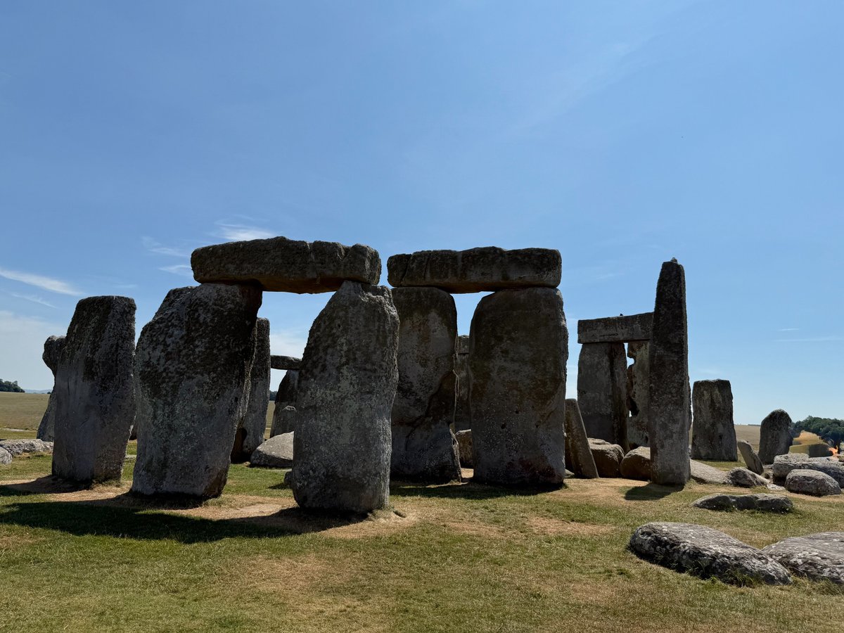 seemoreglass_22's tweet photo. #10DaysInTheUK_Summer2026  
Day trip from London: Stonehenge and Bath bus tour! Stonehenge was the highlight of this whole UK trip. In Bath, skipped the Roman Baths, just wandered the town and visited Bath Abbey (angels climbing the stairs) #Stonehenge 
#BathAbbey 
#Day4/10🇬🇧￼✨ https://t.co/TuHPpbYiaF