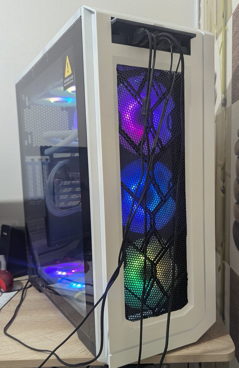 gba_bdd's tweet photo. Construction de mon pc de rêve terminé https://t.co/TG1pM1R8Jp
