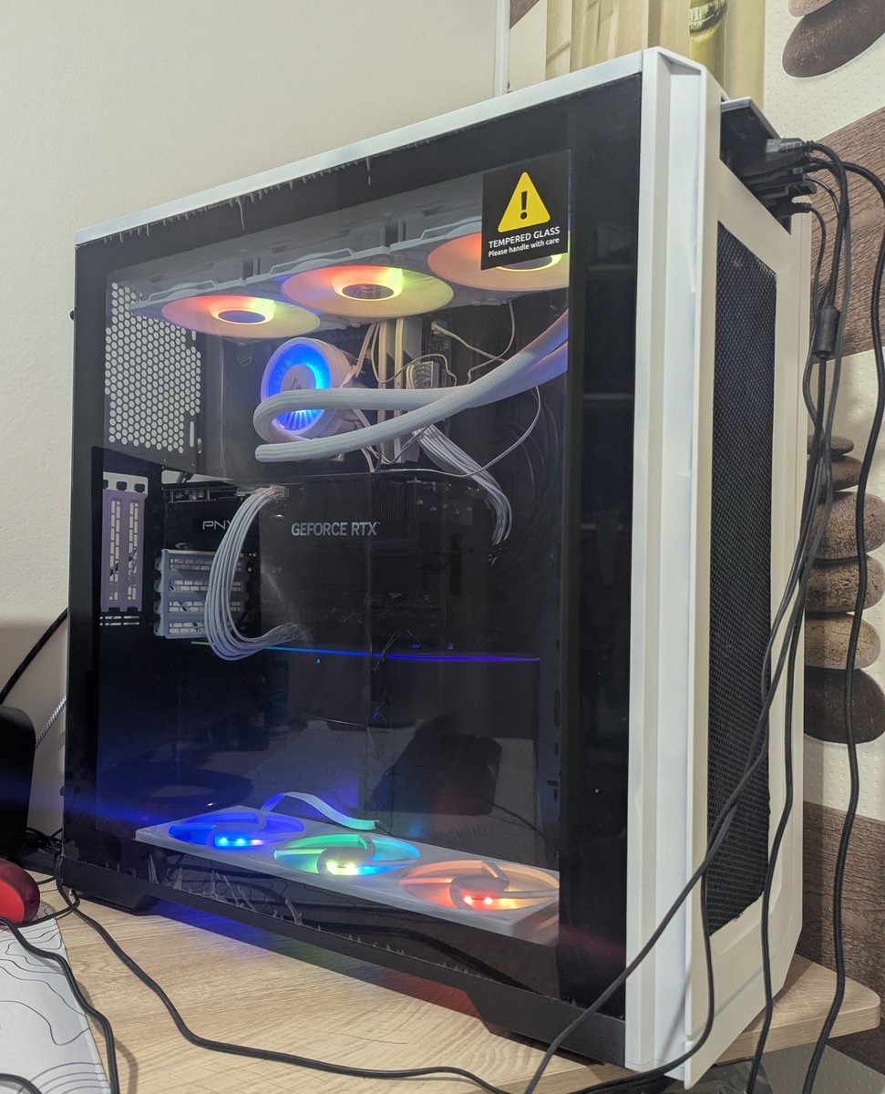 gba_bdd's tweet photo. Construction de mon pc de rêve terminé https://t.co/TG1pM1R8Jp