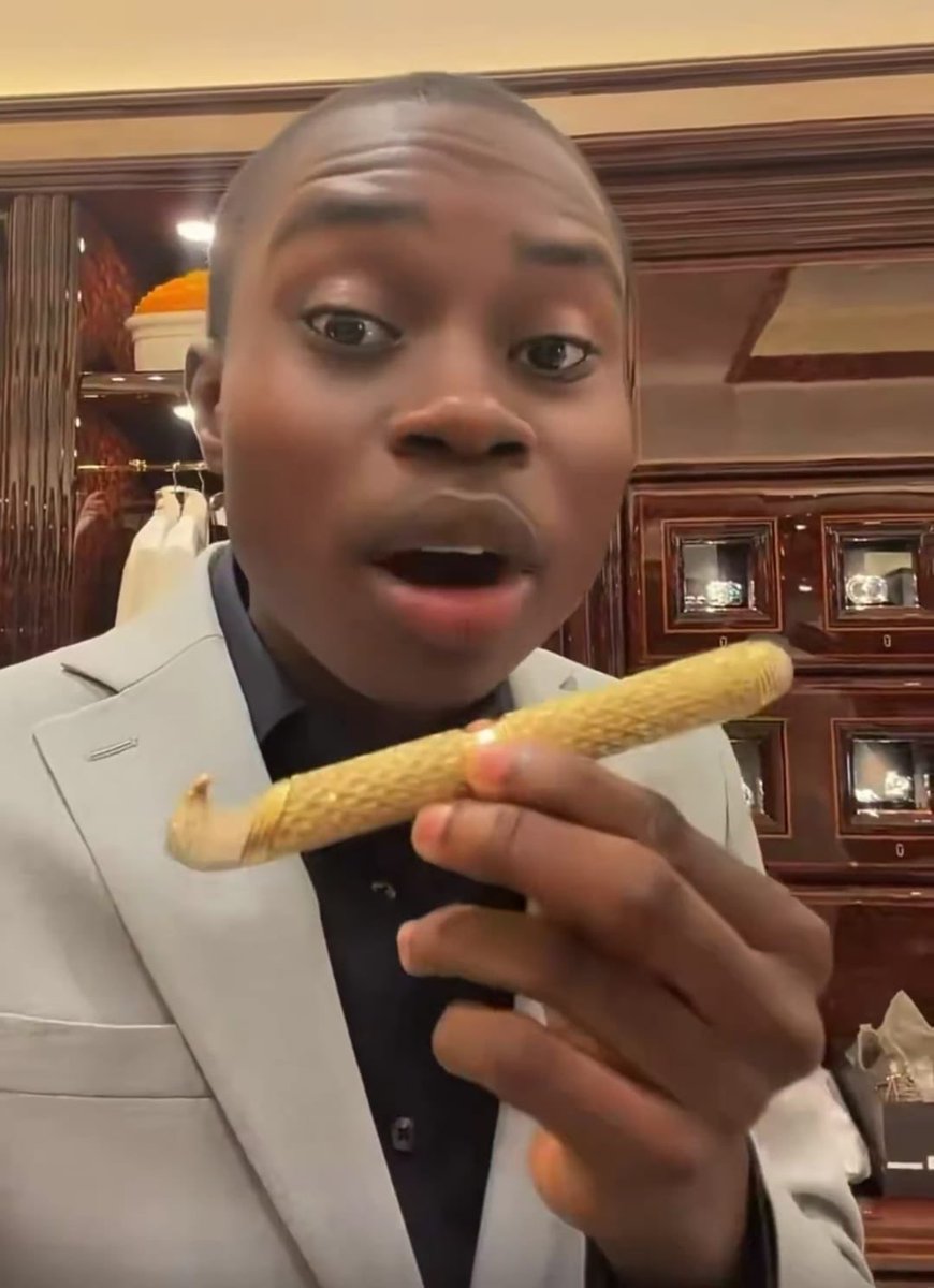 GuyMr10's tweet photo. Pastor Tobi Adegboyega showed Peller a pen made of gold which costs nothing less than £100k (₦180m), he said it’s used to sign multi-billion deals only 🙆‍♂️🔥 https://t.co/cBvE1ovPzo