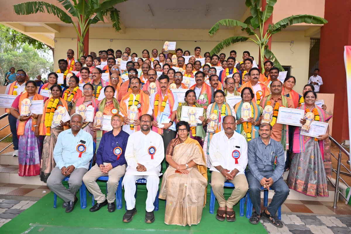 KonathalaForAKP's tweet photo. సమాజానికి ఉత్తమ పౌరులను అందించడంలో కీలక పాత్ర ఉపాధ్యయులది..
 
ఉపాధ్యాయ పదానికి పర్యాయ పధంగా నిలిచి,భారత రాష్ట్రపతిగా అత్యున్నత పదవులు అలంకరించిన భారతరత్న డాక్టర్ సర్వేపల్లి రాధాకృష్ణ గారి జయంతి సందర్భంగా జరుపుకునే ఉపాధ్యాయ దినోత్సవ వేడుకల్లో భాగంగా ఈ రోజు అనకాపల్లి లో జిల్లా కలెక్టర్ గారు మరియు కూటమి నాయకులతో కలసి పాల్గొనడం జరిగింది...

ఈ సందర్భంగా ఉపాధ్యాయులు కూటమి ప్రభుత్వం వచ్చాక వారికి,  ముఖ్యంగా విద్యాశాఖ మంత్రి శ్రీ @naralokesh గారు విద్యారంగక అభివృద్ధికి చేస్తున్న  కృషికి ధన్య వాదాలు తెలిపారు... అందులో భాగంగానే జిల్లా నుండి ఫిన్ లాండ్ వెళ్లిన ప్రభుత్వ పాఠశాల ఉపాద్యాయులతో అక్కడి విద్యావ్యవస్థ గురించి, వారి అనుభవాల గురించి తెలుసుకోవడం జరిగింది.. 

అనంతరం ఉత్తమ ఉపాధ్యాయ అవార్డు గ్రహీతలను సత్కరించడం జరిగింది..

@ncbn
@PawanKalyan
@collector_akp 

#teachersday #Anakapalli #janasena #pawankalyan #manaanakapallimanakonathala