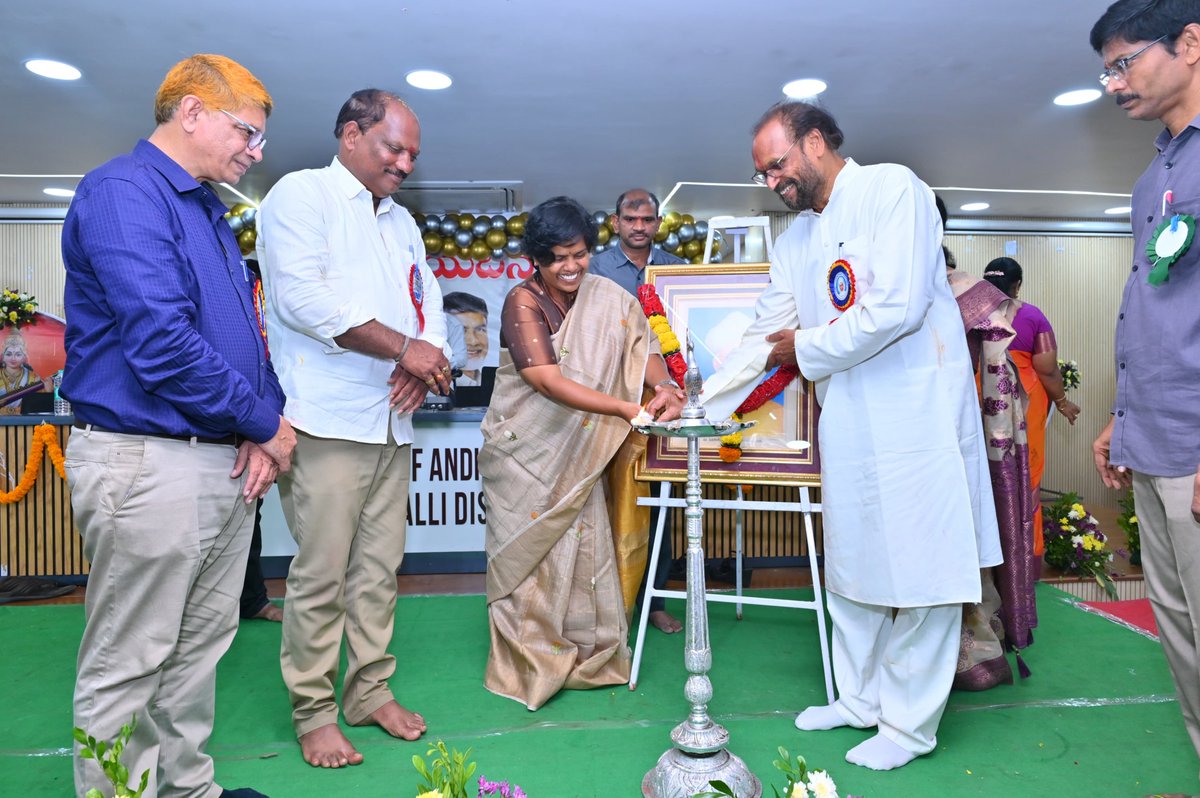 KonathalaForAKP's tweet photo. సమాజానికి ఉత్తమ పౌరులను అందించడంలో కీలక పాత్ర ఉపాధ్యయులది..
 
ఉపాధ్యాయ పదానికి పర్యాయ పధంగా నిలిచి,భారత రాష్ట్రపతిగా అత్యున్నత పదవులు అలంకరించిన భారతరత్న డాక్టర్ సర్వేపల్లి రాధాకృష్ణ గారి జయంతి సందర్భంగా జరుపుకునే ఉపాధ్యాయ దినోత్సవ వేడుకల్లో భాగంగా ఈ రోజు అనకాపల్లి లో జిల్లా కలెక్టర్ గారు మరియు కూటమి నాయకులతో కలసి పాల్గొనడం జరిగింది...

ఈ సందర్భంగా ఉపాధ్యాయులు కూటమి ప్రభుత్వం వచ్చాక వారికి,  ముఖ్యంగా విద్యాశాఖ మంత్రి శ్రీ @naralokesh గారు విద్యారంగక అభివృద్ధికి చేస్తున్న  కృషికి ధన్య వాదాలు తెలిపారు... అందులో భాగంగానే జిల్లా నుండి ఫిన్ లాండ్ వెళ్లిన ప్రభుత్వ పాఠశాల ఉపాద్యాయులతో అక్కడి విద్యావ్యవస్థ గురించి, వారి అనుభవాల గురించి తెలుసుకోవడం జరిగింది.. 

అనంతరం ఉత్తమ ఉపాధ్యాయ అవార్డు గ్రహీతలను సత్కరించడం జరిగింది..

@ncbn
@PawanKalyan
@collector_akp 

#teachersday #Anakapalli #janasena #pawankalyan #manaanakapallimanakonathala