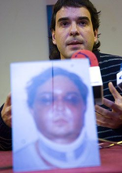 outsidersesp's tweet photo. Entre el 6 y el 11 de septiembre de 2001, el joven de  Vitoria-Gasteiz Unai Romano estuvo incomunicado en manos de la guardia civil, período en el que debió ser hospitalizado. 

Cuando se recuperó,  quiso dejar escrito el relato minucioso de esos cinco días y noches.

«Alrededor de  las 4.00 del día 6 de setiembre de 2001, estoy durmiendo y me  despiertan unos ruidos. Salgo al pasillo y veo unos guardias civiles  discutiendo con mis padres. Me acerco y me preguntan si soy Unai Romano,  a lo que contesto que sí (…) Me dicen que estoy acusado de  «colaboración con banda armada», y en ese momento empiezan a subir por  las escaleras guardias civiles vestidos de paisano y la secretaria del  Juzgado. Me ponen las esposas y me dicen que van a registrar el piso.

Empezamos por mi cuarto. Miran papel por papel, libro por libro. El registro de mi cuarto es eterno (…) Lo que les interesa lo van dejando encima de la mesa (…) Luego se levanta acta de todas las cosas que se llevan de mi cuarto y pasamos al siguiente (…) La secretaria se empieza a cansar y el mando de los guardias civiles les dice que vayan más rápido (…) Se ha levantado acta de todo, y cuando parece que se ha terminado todo se acuerdan del camarote. Cuando estamos entrando no se fían y se cubren conmigo, mientras tienen la mano en la pistolera. Cuando bajamos a casa, me permiten que me duche, me vista y me despida de mis familiares pero sin abrir la boca, como ha sucedido en todo el registro.

Me bajan al soportal y me ponen contra una esquina mientras ellos discuten de cómo me sacan (…) Al final, me tapan y me llevan dos de ellos. El coche me lleva a un sitio que desconozco. Todo el trayecto lo he hecho en silencio y con la cabeza entre las piernas. Nada más bajarme del coche hay unas escaleras, no me avisan y me caigo de rodillas en ellas. Me meten a un calabozo con pasamontañas y me ponen contra la pared. Tengo problemas para respirar y el guardia civil que me cuida dice que no tengo derecho a respirar.

Me meten en una furgoneta, al rato, y sin esposar me llevan a Madrid. El viaje se realiza a gran velocidad, según deduzco por el ruido que saca el motor. Durante el traslado se mete alguien en donde estoy yo y me pregunta por qué creo que me han detenido. Le respondo que es porque conozco a algún detenido. Él me aconseja, como amigo, que colabore. Me dice que hasta el momento ellos se han portado bien conmigo, y que colabore.

Me llevan a una comisaría, me cachean y me dan cuatro consejos muy importantes allí: obedecerles, tener los ojos cerrados, no mirarles a ellos a la cara y, si me cruzo con algún otro detenido, no mirarle. Me meten en un calabozo y me obligan a permanecer de pie.

Al cabo de un rato empiezan los interrogatorios. Me piden que colabore continuamente, mientras me golpean en la cabeza con unos palos forrados en espuma o cinta aislante. Que si conozco a fulano, que si conozco a mengano, que si puse un coche bomba, que si disparé a alguien… Me dicen que he hecho todo ese tipo de cosas, lo que yo niego rotundamente. Al instante de negarlo, me golpean tres o cuatro veces con los palos forrados. Luego me preguntan de nuevo. Cuando estoy grogui paran y me preguntan sobre la cuadrilla, sobre los familiares, sobre dónde poteaba en la Parte Vieja de Vitoria, sobre camareros, temas sobre el trabajo, política, ikastolas, gaztetxes. Cuando me tranquilizo un poco y después de que me den un poco de agua -agua que me recupera mucho, no sé si estaría drogada o algo por el estilo- empiezan de nuevo (…)

Todos los interrogatorios los hago con un antifaz puesto en los ojos (…), y por encima del antifaz me ponen un pasamontañas. Cada vez los interrogatorios son más duros y me llegan a colocar hasta tres pasamontañas. Yo creo que es para amortiguar los golpes, pero la sensación de agobio es terrible, y no paro de sudar la gota gorda.

Otra cosa que  me hacen es la bolsa. Me colocan una bolsa en la cabeza y la cierran  aguantándola, y así hasta que me tambaleo. Me lo hacen hasta unas ocho  veces en total. Luego lo mismo; cuando estoy atontado, preguntas sobre  mi forma de vivir, de dónde andaba y con quién, más agua y vuelta a empezar.

También me obligan a realizar flexiones. Estoy de pie y me hacen ponerme en cuclillas -a esto le llaman «el ascensor»-. Me tienen mucho tiempo haciendo esto y acabo totalmente empapado en sudor. En una de éstas me hacen firmar una hoja para el Juzgado, según creo recordar, que tengo que volver a repetir ya que la he dejado totalmente mojada del sudor que me cae de la cabeza y del que tengo en las manos y brazos (…)

Durante los interrogatorios oigo gritos de dolor de otra gente. No sé quiénes o si los producen ellos mismos, pero son espeluznantes (…) En una de éstas, cuando me sacan de un interrogatorio y me tienen en el calabozo de pie, entra uno de ellos y solamente me coloca el antifaz (…) y me lleva a una habitación donde está una mujer. Se identifica como médico forense y me enseña su carné (…) Me pregunta por mi estado de salud en general, y le digo que estoy reventado físicamente y lo de los golpes en la cabeza. Me pregunta por las operaciones que había tenido y le comento lo de mi arritmia asintomática (…) Los guardias civiles están detrás de la puerta y me imagino que ellos nos oirían a nosotros como nosotros les oímos a ellos.

Me meten en el calabozo y, a los pocos minutos, me ponen el antifaz y la capucha o capuchas. Me meten en otro lugar y me preguntan qué le he dicho a la médico forense. Empiezo a contárselo y me interrumpe uno de ellos gritándome como un loco que ya sabía lo que le había dicho. Al instante, me golpea unas veinte veces seguidas con aquellos palos, creo.

Empiezan los interrogatorios. Estos son mucho más salvajes que los anteriores. Las preguntas son las mismas o parecidas (…) Siempre que contesto que no, me golpean duramente. Yo estoy de pie. Me preguntan constantemente y me caen golpes cada vez más fuertes, pero ahora me van girando ellos, una vuelta para aquí, media para allá, ahora para aquí…, todo ello entre golpes y preguntas intercalándose constantemente. Dos guardias civiles me suben en sillas y comienzan a golpearme desde arriba. Cada vez están más agresivos y los palazos que me meten son ya de campeonato. Los golpes son siempre en la cabeza y en la frente. No sé cuánto tiempo llevo ni qué hora es (…)

Me tienen haciendo ese tipo de flexiones, de pie, en cuclillas, de pie…, pero cuando estoy en cuclillas me golpean en la cabeza y con el mismo impulso del golpe me caigo al suelo, aunque siempre me cogen antes de que caiga del todo (…) Me dejan descansar y me dicen que soy el único «hijo de puta» que no ha hablado y que como no les diga nada, voy a salir como «el Lasa ése» (…)

Más agua, más preguntas y empezamos. Ahora me tienen sentado en una silla. Ya no me aguanto de pie, y me golpean constantemente. Las preguntas ya no son tan habituales, pero los golpes son constantes. Me tienen en una silla con respaldos para los brazos y ando grogui de un lado para otro. No quieren que me desmaye, y cuando ven que no puedo más, se controlan un poco. Uno de ellos me habla al oído suavemente diciéndome que diga cualquier cosa, que me lo invente, que ése es su trabajo (…) Luego viene y le digo que no lo he hecho, se pone histérico y me dice que a partir de ahora le voy a rogar que me mate. Me agarran entre unos y me golpean más fuerte en la cabeza. Ellos se cansan y se van turnando. Me ponen los electrodos con una porra eléctrica en los genitales, en el pene, en la parte superior de la oreja, y detrás de las orejas. También me ponen la bolsa, y me siguen golpeando.

Estoy roto y  me empiezan a amenazar con que mi novia y mi hermano están de camino y  que les van a hacer el doble de lo que me han hecho a mí (…) Los golpes  continúan mientras me agarran entre algunos y me empiezan a decir que  han detenido a mi madre y que está camino del pantano que está cerca de  Vitoria. Los golpes continúan. Yo les ruego que dejen a mi madre, que  nunca ha hecho nada. Me dicen que le están haciendo «el ascensor» en la  presa, atada por los pies y en el agua. Se oyen llamadas como que están  hablando con los del pantano. Uno de ellos pega un grito y se callan  todos. Me sientan en una silla y uno de ellos me comunica que mi madre  ha fallecido (…)

Me llevan al calabozo y me dejan allí alrededor de una hora. Mi situación es brutal. Se me está hinchando la cabeza a una velocidad increíble, y ya no veo nada. El pensamiento me juega una mala pasada y me creo lo de mi madre. La cabeza me está quemando y lo único que quiero es salir de allí. De repente viene uno de ellos y me ve que me estoy levantando de la cama (…) Me quema la cabeza entera, me la palpa y está exageradamente hinchada, me duelen los ojos y siento como si me fuera a estallar la cabeza. Lo de mi madre me tiene histérico y decido autolesionarme mordiéndome las muñecas. Tengo, o mejor dicho noto, unas pequeñas marcas en las muñecas y primero con los dedos y luego con la boca logro lesionarme.

De repente, viene uno de ellos y me dice que me levante y que le acompañe. Me coge las manos por detrás y se da cuenta de lo de las muñecas. Me llevan por los pasillos, me suben las escaleras y me meten en una habitación. La médico forense está asustada, pregunta qué me ha pasado y qué me han hecho. El guardia civil le dice lo de las muñecas, y se va. Me dejan con ella, estoy histérico, no reconozco la voz de esa mujer y no puedo verla (…) Me obliga a sentarme y me pregunta qué tal estoy, a lo que le contesto que me va a estallar la cabeza.

Son las 10.00 del 7 de setiembre. Pide un coche urgente a los guardias civiles y nos dirigimos al hospital (…) Ellos me quieren llevar a un hospital militar, pero la médico dice que no, y que vamos al hospital «no sé qué universitario», no me acuerdo del nombre. Por el camino me pongo histérico, y le digo al médico forense que han matado a mi madre y que llame a mi casa (…) Llegamos al hospital, por urgencias, creo. Me sientan en una silla de ruedas y me curan lo de las muñecas. La médico forense se va a hablar con los médicos (…) Luego viene la médico forense, que me dice que ha llamado al juez y que no le ha pasado nada a mi madre. Me sigue dando la mano y tranquilizándome.

Me empiezan a hacer las pruebas. Su mayor preocupación es que no me hayan roto el cráneo o, mejor dicho, que no tenga rotura craneoncefálica (…) No sé durante cuántas horas me tienen allí, pero la médico forense me comenta que me voy a quedar ingresado en aquel hospital. Me dice que está en contacto con el juez y que ya sabe qué ha pasado.

Cada vez que me hacen una prueba, la médico forense viene y me dice que no tengo rotura de cráneo. El dolor me mata vivo y no me quieren dar nada hasta que no tengan los resultados de todas las pruebas. Ella me sigue dando la mano. Con el paso del tiempo, me dicen que no tengo rotura craneoencefálica y que tengo un edema y contractura muscular en el cuello. Tengo toda la cabeza y el cuello hinchados. La médico forense me dice que tengo toda la cabeza morada y los ojos negros, pero que es normal con un edema. Me quieren poner un collarín, pero como tengo el cuello tan hinchado no me sirven los que tienen allí, me quedan todos pequeños y tardan una hora en encontrar uno que me pueda poner.

En un momento dado, le comento a la médico forense lo que me han hecho, y cuando le digo lo de los electrodos, me mira la oreja y me dice que la tengo quemada por la parte de arriba y que detrás está hinchada (…)

Me hacen un reconocimiento médico completo, con todo tipo de pruebas de coordinación (…) Queda por verme el oftalmólogo, ya que no puedo abrir los ojos. Viene la médico forense y me dicen que me llevan a la enfermería de una prisión, pero que primero tenemos que ir a comisaría, donde he estado anteriormente, y que después me llevan a prisión. Me entra un miedo atroz, pero ella me tranquiliza diciéndome que el juez lo sabe y que no me van a hacer nada (…)

Me llevan a la comisaría y me meten junto con la forense en su habitación. Ella pide la silla más cómoda que tengan y me traen una sin apoyabrazos. Me siento con ella. Me traen hielo y me lo pongo unos segundos en cada lugar que creo oportuno (…) Me traen la comida, aunque más o menos son las 18.00. La comida consiste en dos yogures y un sandwich. La médico forense se sienta a mi lado y me da de comer los yogures. El sandwich no puedo masticarlo y no me lo como. Ella se tiene que ir y me deja solo alrededor de dos horas. Durante ese tiempo tengo a dos guardias civiles fuera de la habitación, mirándome y riéndose continuamente. Se van turnando y se ríen del aspecto de mi cara, mientras me dicen cosas del estilo de que soy un cerdo, un monstruo, y más tonterías del estilo. Yo mientras tanto, permanezco quieto y sólo me muevo para colocarme el hielo. Hacen amagos de venir pero no me tocan ni un pelo mientras permanezco en aquella habitación. El dolor persiste y lo único que me calma es darme hielo y estar quieto (…)

Oigo cómo  viene uno gritando que trae mi cena y escucho como agitan los yogures y  se los beben mientras se ríen. Pasa el tiempo y los dolores empiezan a  aumentar de nuevo. Me quejo de dolor y mandan a algunos de ellos a  buscar a la médico forense, pero pasa el tiempo y no aparece nadie. De  repente viene uno de ellos con una ampolla y dice que es para mí. Pero  yo no me fío y pego un traguito pequeño y, como sabe a rayos, cuando  oigo que se aleja vacío todo el vaso en una silla acolchada de ésas de  tela que tengo a mi lado (…) Ese medicamento es muy fuerte y lo poco que  bebo me produce unas enormes ganas de dormir, por lo que tengo que  hacer un gran esfuerzo para no dormirme.

A la hora, aproximadamente, me meten en un coche y empiezan a hacer tonterías mientras nos dirigimos a un lado que no sé. Meten grandes acelerones y luego frenan bruscamente, ponen las sirenas y andan en zig-zag. La música la tienen muy alta y paran el coche en un par de ocasiones, se bajan los que van sentados delante y hacen como que abren la puerta, pero luego seguimos adelante. En una de las ocasiones en que hacen un zig-zag, tengo que apoyar la cabeza en el cristal para no golpearme, y noto que tiene una cortina (…)

En una de estas ocasiones paramos, y el guardia civil que va a mi lado me pregunta si quiero hablar con la Guardia Civil. Yo le respondo que no y me bajan del coche. Comienzo a oír ruidos y puertas que se abren y se cierran continuamente. Creo que estoy en una prisión, pero no me fío. Me sacan dos fotos y me toman las huellas (…)

Estoy totalmente ciego y algo atontado, y me llevan ante los médicos. Me miran por encima, me preguntan algo y me dicen que me van a poner un apoyo para dormir, ya que no puedo valerme por mí mismo, y me meten en una celda con dos camillas, un baño, un lavabo y una ducha. El apoyo es un colombiano que me ayuda a acostarme, a orinar y a levantarme de la cama. Me dan otras pastillas y duermo unas horas, según me dice el apoyo. Por la mañana hablamos y me dice que tengo la cara totalmente hinchada, con los ojos negros y todo el resto morado, menos la punta de la nariz y los labios, que tienen un color normal. Me cambian de apoyo, y me ponen otro (…)

Me entero que he llegado a la cárcel el día 8 de setiembre, sobre la una de la madrugada. Estoy en Soto del Real, en el módulo de enfermería, en la zona de aislados.

A las dos horas de llegar el segundo apoyo, me comunican que estoy incomunicado y no puedo tener apoyo. A partir de ese momento, tengo que ir palpando todo, para poder ir al baño, a la cama, a comer (…)

Pasa el sábado día 8 y el domingo 9, hasta la tarde. Me pego una ducha y empiezo a ver algo. Al principio es borroso, pero con el paso de las horas veo mejor. Tengo los alrededores de los ojos negros, lo que es el blanco del ojo ensangrentado, toda la cara hinchada y oscurecida, y el cuello y los hombros, hasta el pecho, oscurecidos también (….)

No puedo dormir, ya que al apoyar la cabeza en la almohada me duele, y le digo al médico que me aumente el medicamento. Quedamos en que me va a dar dos Nolotil, pero me da una pastilla verde y blanca que resulta ser demasiado fuerte. He estado en dos ocasiones a punto de caerme al suelo, mareado, y le digo que no la quiero más y que me dé dos Nolotil.

Me tiene 24 horas al día encerrado en la celda de enfermería, y no quieren que me vea nadie ya que mi cara es bastante espectacular según me dicen los apoyos, ya que ellos sí que me ven al darme la comida. Sigo durmiendo muy mal.

El lunes, día 10 de setiembre, viene otro médico forense del juzgado (…) Toma nota de mi estado, sobre todo de la cara y del cuello, y cuando le quiero comentar algo, me dice que aquéllo es un mero trámite para poder pasar ante el juez. Acordamos que estoy en condiciones de pasar, no en muy buenas, pero accedo. Por la noche me comunican que me van a levantar a las 7.00 del día siguiente, el 11 de setiembre.

Me llevan a ingresos, me dan de desayunar y luego me ponen en manos de la Guardia Civil, que me va a llevar a la Audiencia Nacional. Le comunico al guardia civil que me va a colocar las esposas que tengo las muñecas heridas y que no me las ponga, a lo que me responde con que si tengo un papel médico que diga eso. Le digo que no y me esposa a la espalda.

El viaje a la Audiencia resulta muy duro, ya que todavía no me encuentro muy bien. Una vez allí me dejan en manos de la Policía Nacional, y uno de ellos comenta al otro que me han hecho «la del pulpo» (…) La secretaria del juez me lee mis derechos, designo a Iker Urbina como mi abogado y digo que quiero ver al médico forense.

Me llevan al  calabozo y al rato me sacan para llevarme delante del médico forense. Le  digo que tengo un dolor que es nuevo en la mitad del pecho, que se  agudiza al moverme y que me deja tres o cuatro segundos sin respiración  (…) Le cuento los tipos de torturas y toma nota, pero me dice que eso se  lo diga al juez (…) Me llevan al calabozo, y al rato me suben ante el  juez.

El trayecto desde el calabozo hasta el despacho del señor juez lo hago con una chaqueta en la cabeza que me impide ver nada. Empieza la toma de declaración, respondo a las preguntas y niego las acusaciones. Cuando me pregunta si quiero añadir algo más le comento las torturas y malos tratos que he sufrido y empiezo a contárselas. Al cabo de medio minuto, me interrumpe diciéndome que lleva muchos años trabajando con la Guardia Civil y que mucha gente dice sufrir las torturas y que no me cree. Dice también que además, al no haber declaración policial, que ése no es el sitio indicado para denunciarlo, y que vaya al Juzgado para poner una denuncia. Me quedo perplejo, le miro a la secretaria y asiente con la cabeza. Mi abogada de oficio no me quita la vista de la cara y tampoco dice nada (…)

Me bajan al sótano con la chaqueta puesta de nuevo en la cabeza y me meten en una furgoneta de la Guardia Civil que me lleva de nuevo a la prisión. Yo esperaba poder ver a mi abogado, pero al parecer no quieren que nadie me vea la cara.

Una vez en prisión les digo que quiero hacer la llamada que me corresponde ya que me encuentro comunicado, y me dicen que hasta que llegue la notificación no puedo hacerla.

Me sacan de aislamiento y me llevan a una zona de hombres. A la mañana siguiente pasa el médico y me dice que hasta que no me desaparezcan las marcas de la cara voy a seguir en la enfermería (…) Para el día 14 creo estar en bastantes buenas condiciones para que me trasladen al módulo, pero no me llevan hasta el día 18, que es cuando han desaparecido todas las marcas, o casi todas (..)

He tardado tanto en escribirlo porque cada vez que me ponía a describir lo que pasó me ponía muy nervioso y tenía que ir poco a poco. Se me ha olvidado comentar que en los interrogatorios me hicieron estar mucho tiempo desnudo.

*El testimonio de Unai Romano se incluye en el informe «Tortura en Euskal Herria», referido al año 2001. Editado  por Torturaren Aurkako Taldea (TAT).