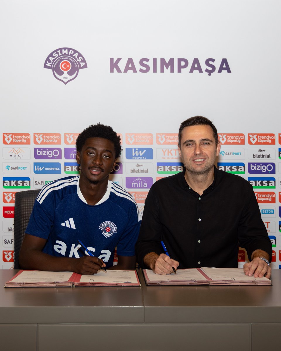 GhanaianPlayers's tweet photo. Jesurun Rak-Sakyi(23,RW) has joined Turkish Süper Lig side Kasımpaşa on loan from Crystal Palace until the end of the season.

The Black Stars winger has officially signed his contract with Kasımpaşa at the club’s Kemerburgaz Facilities.

#Kasimpasa #CrystalPalacefc 
#CPFC 
[1/2] https://t.co/BNrFiB0VyJ