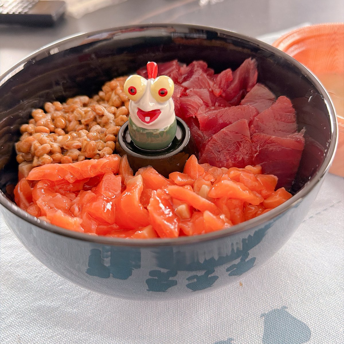 92_l2_22's tweet photo. コジャケを映えさせるために‼️(映てないね)
昼はサーモン丼、夜はビビン麺にした😌 https://t.co/7vzakXCr5B