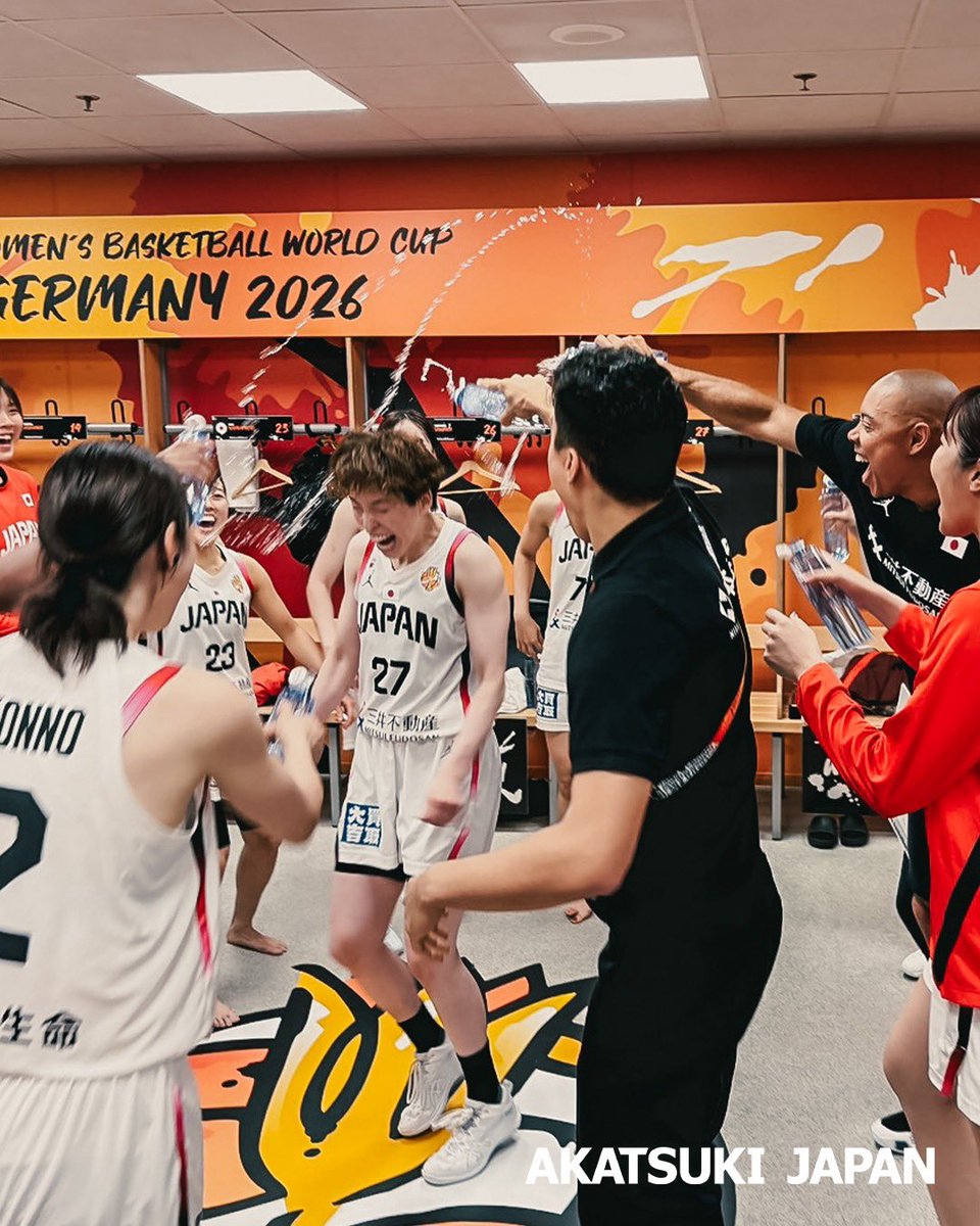 JAPAN_JBA's tweet photo. 試合後、水かけでお祝い🙌

#27 林咲希（1試合最多3Pシュート成功数記録）
#10 渡嘉敷来夢（Heart and Hustle Chain）※気持ちで最も勢いを与えた選手にチームから与えられるチェーン🇯🇵⛓️

#最高の一体感
#AkatsukiJapan https://t.co/r6Q2D53jv8