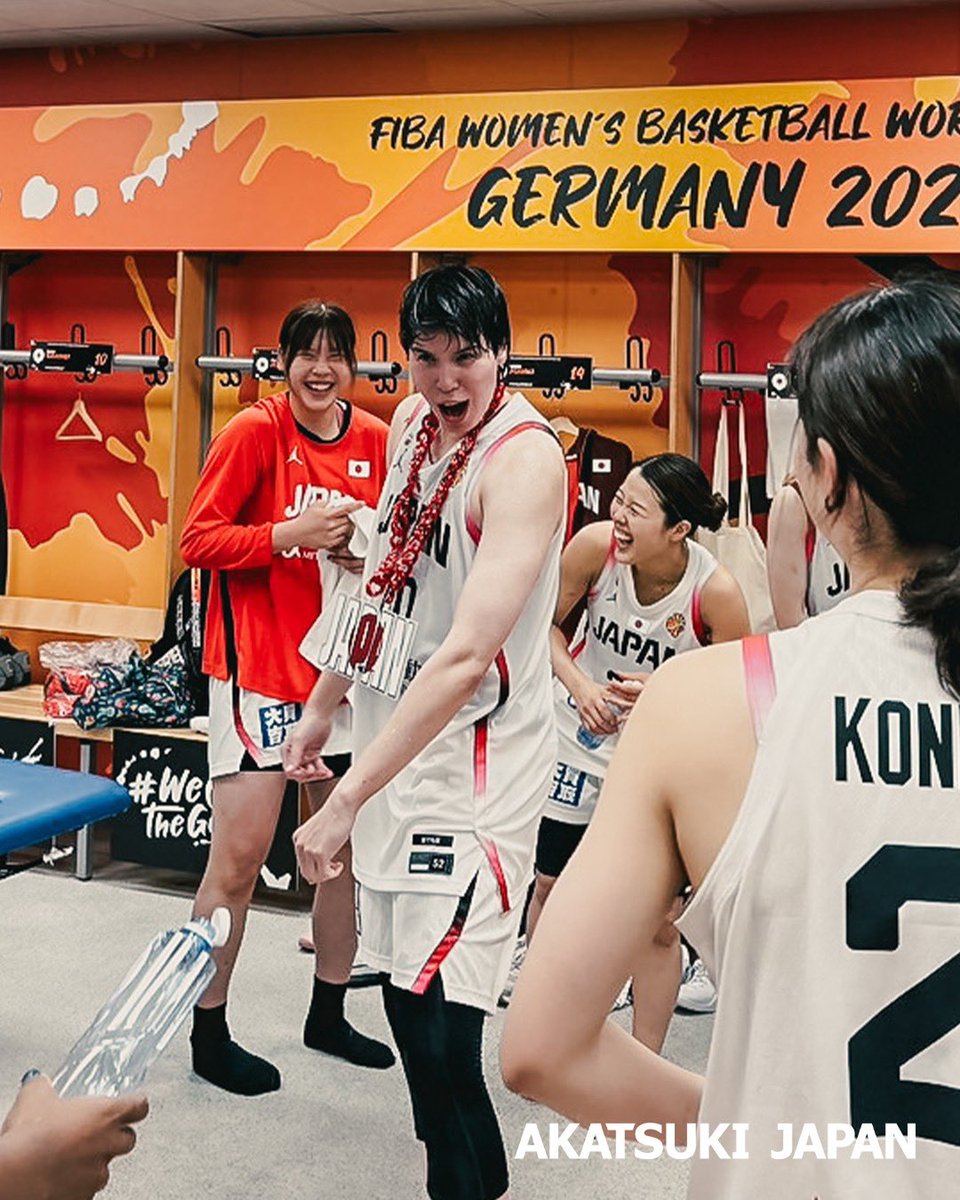 JAPAN_JBA's tweet photo. 試合後、水かけでお祝い🙌

#27 林咲希（1試合最多3Pシュート成功数記録）
#10 渡嘉敷来夢（Heart and Hustle Chain）※気持ちで最も勢いを与えた選手にチームから与えられるチェーン🇯🇵⛓️

#最高の一体感
#AkatsukiJapan https://t.co/r6Q2D53jv8
