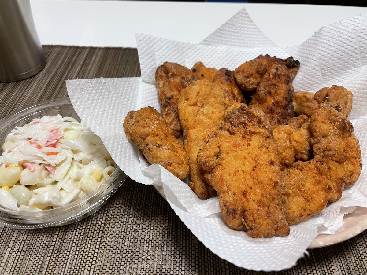 46yukkuri's tweet photo. 今日は1人ご飯ということで、鶏胸肉の唐揚げと、スーパーのコールスローと、あとはハイボール🤤めっちゃいい色🙌 https://t.co/IB9400ZqXT