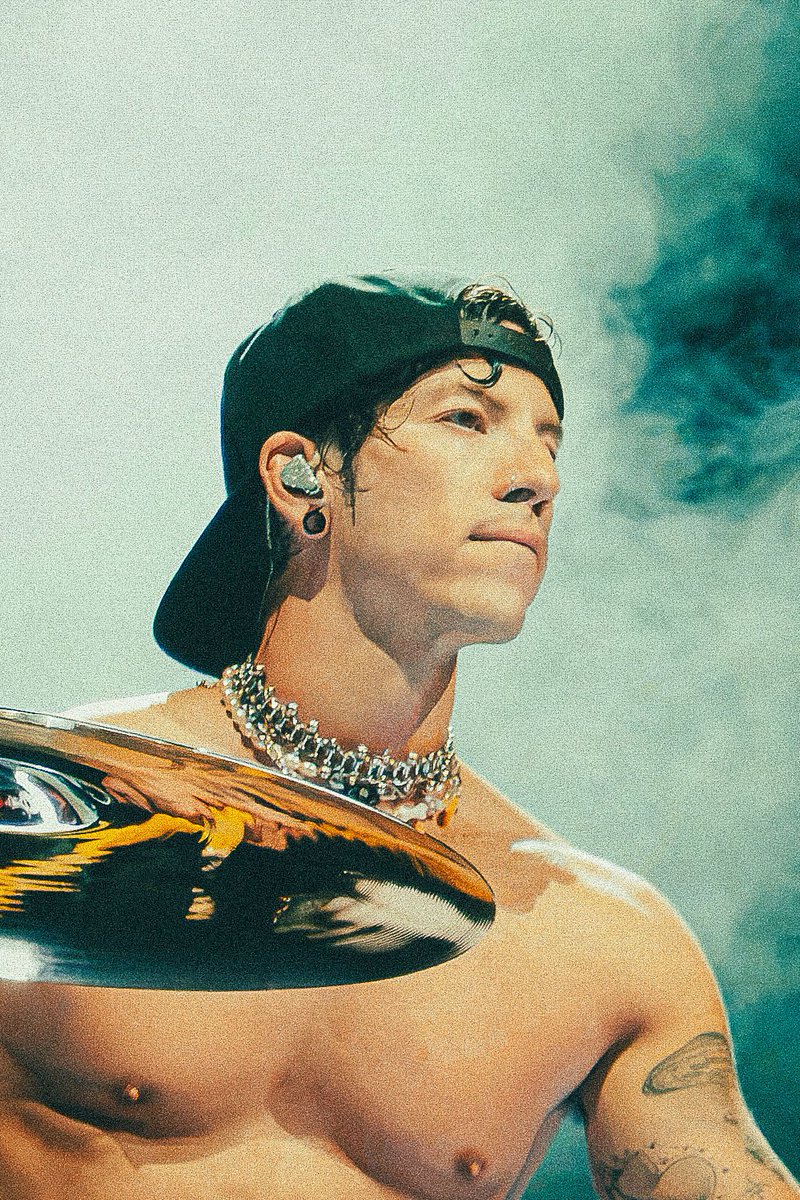 beyondthecityy's tweet photo. Josh at All Points East |-/ #cliqueart https://t.co/fyeawN3eh6