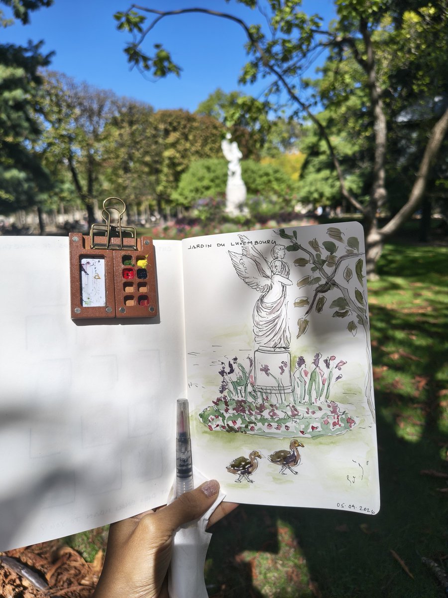 Ria_b3bi's tweet photo. Naatil ottekk outdoor sketching nu povaann pareyumbo pedikunna veetukarod Paris il ottek outdoor sketching nu pokunna photo ayech kodukunnu. https://t.co/eCn3g9sGpq