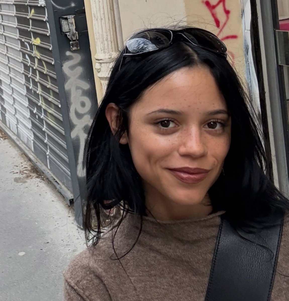 Roxdk7's tweet photo. Jenna in her brown sweater https://t.co/csHLRNMHu9