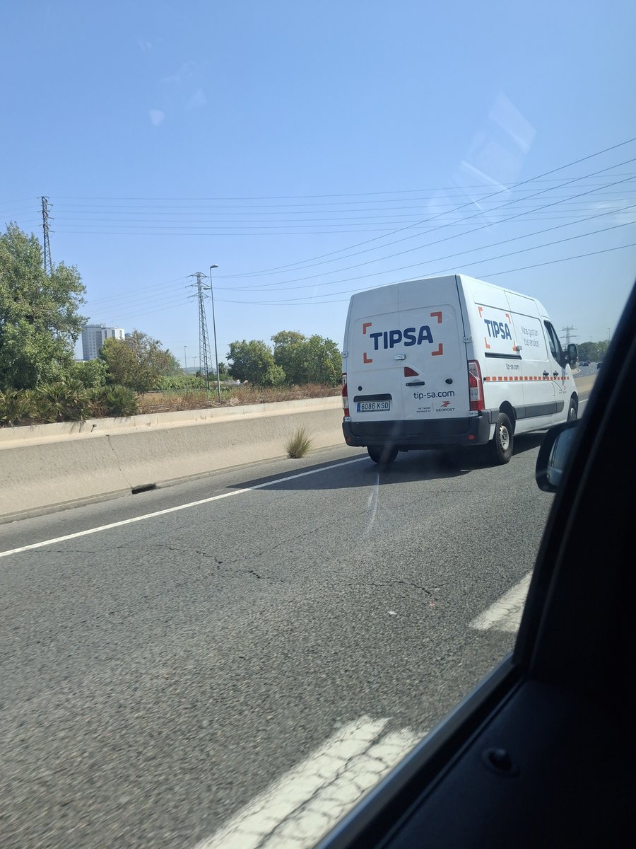 Laura_Marx_'s tweet photo. Conductora de @TIPSA_red se pasa ceda el paso y casi colisiona con nuestro coche. Llevamos a un niño en el coche y al recriminar su imprudencia nos sacan el dedo a pasear. Espero tomen medidas e investiguen a quien contratan. https://t.co/KnKKSxfwnS